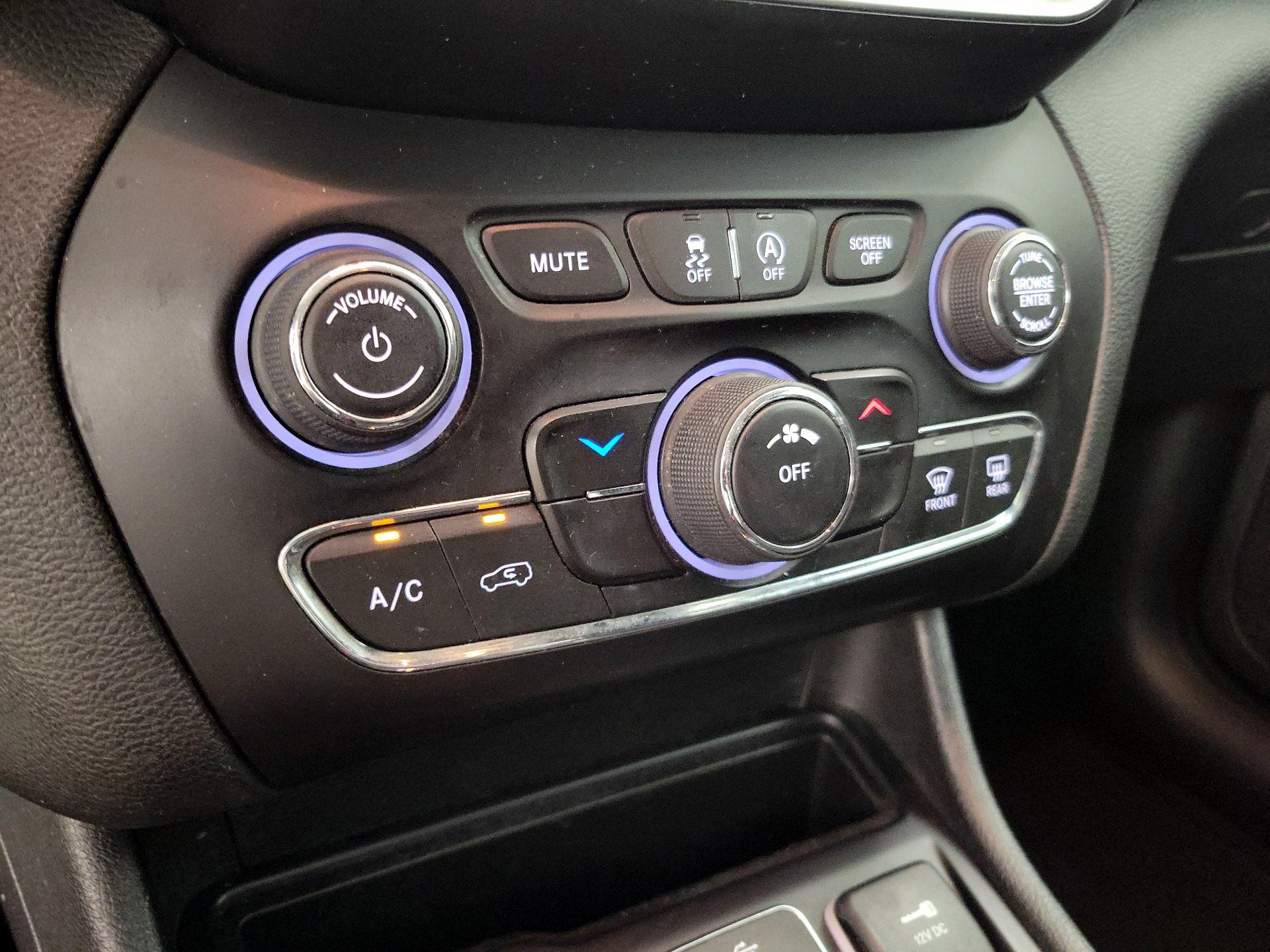 Thumbnail: 2019 Jeep Cherokee - 16