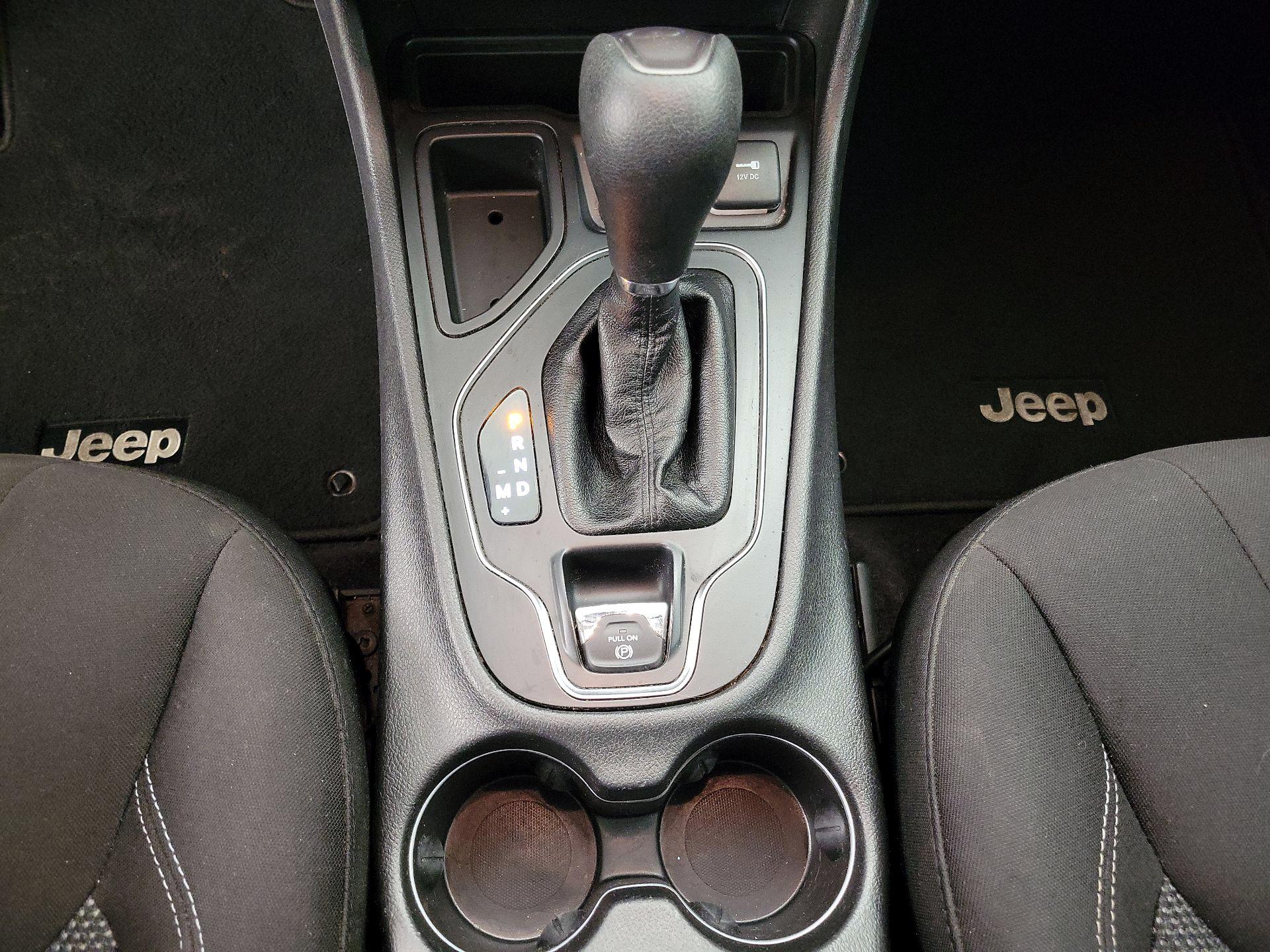 Thumbnail: 2019 Jeep Cherokee - 17