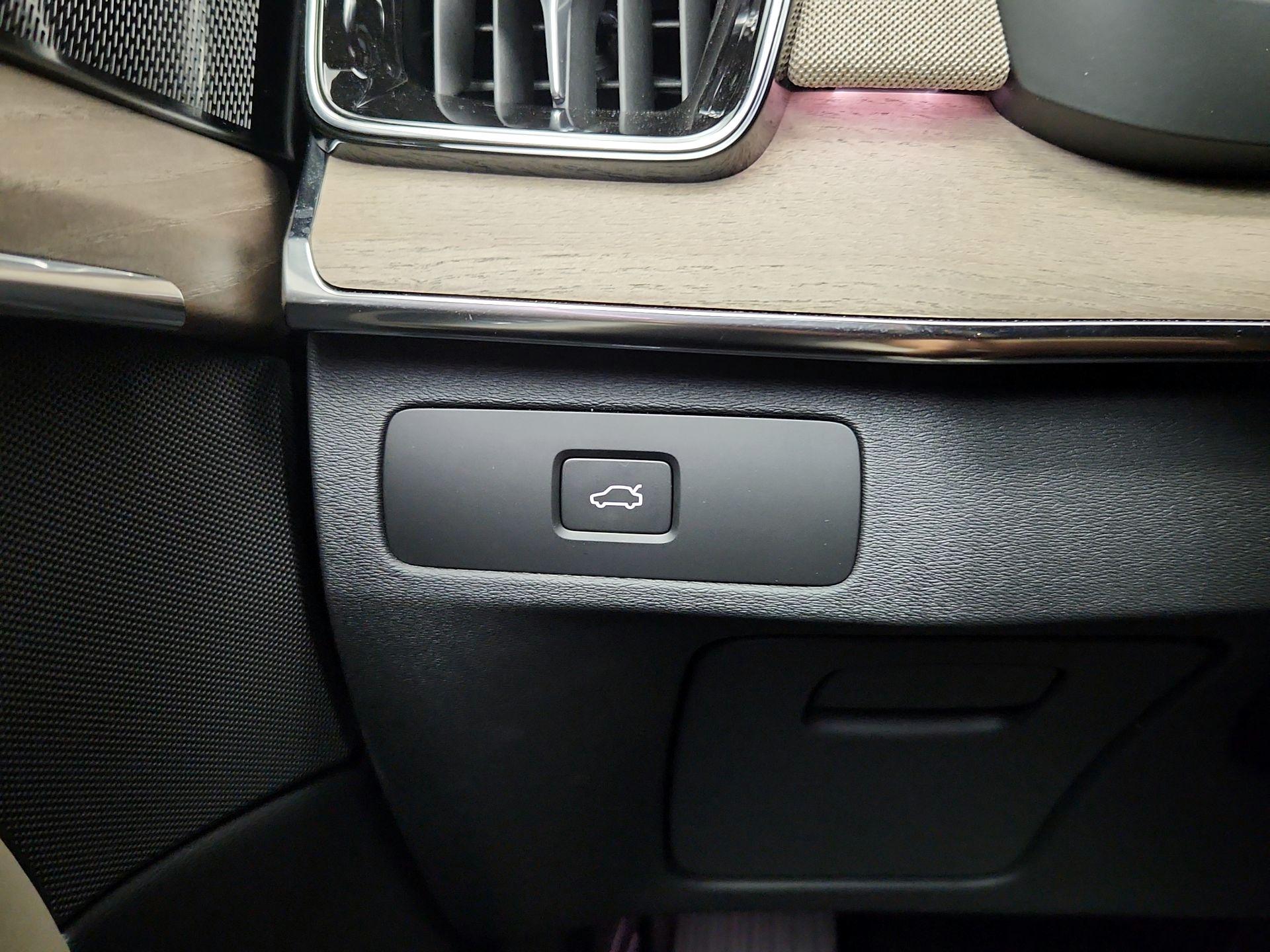 Thumbnail: 2025 Volvo XC90 - 13