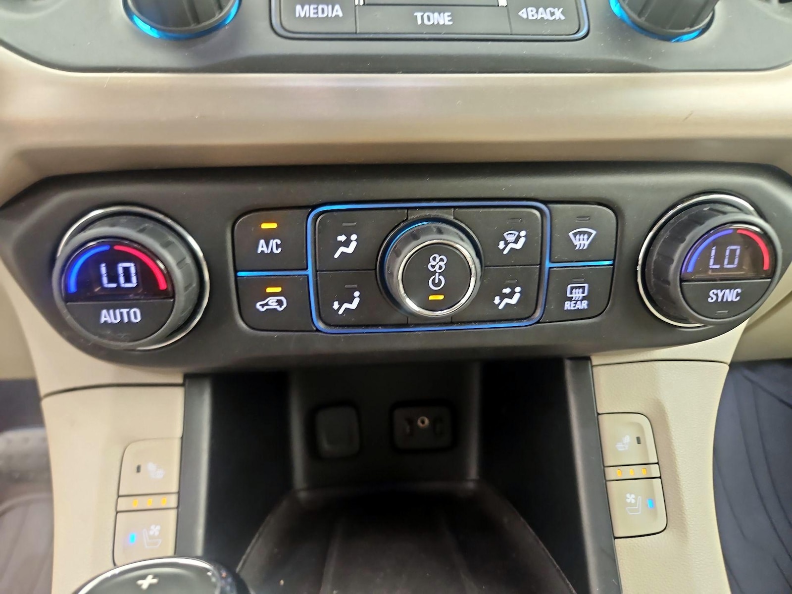 2019 GMC Acadia Denali - Photo 17