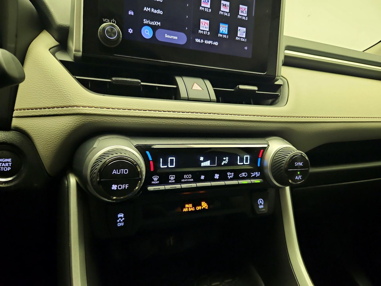 2025 Toyota RAV4 XLE - Photo 15