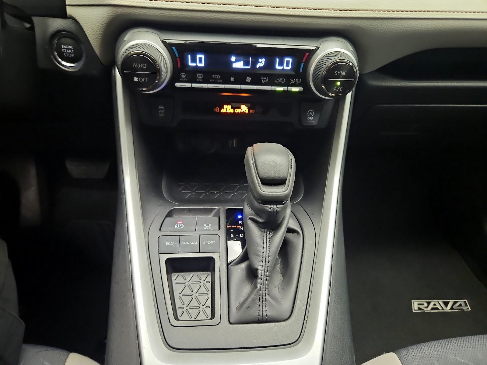 2025 Toyota RAV4 XLE - Photo 20