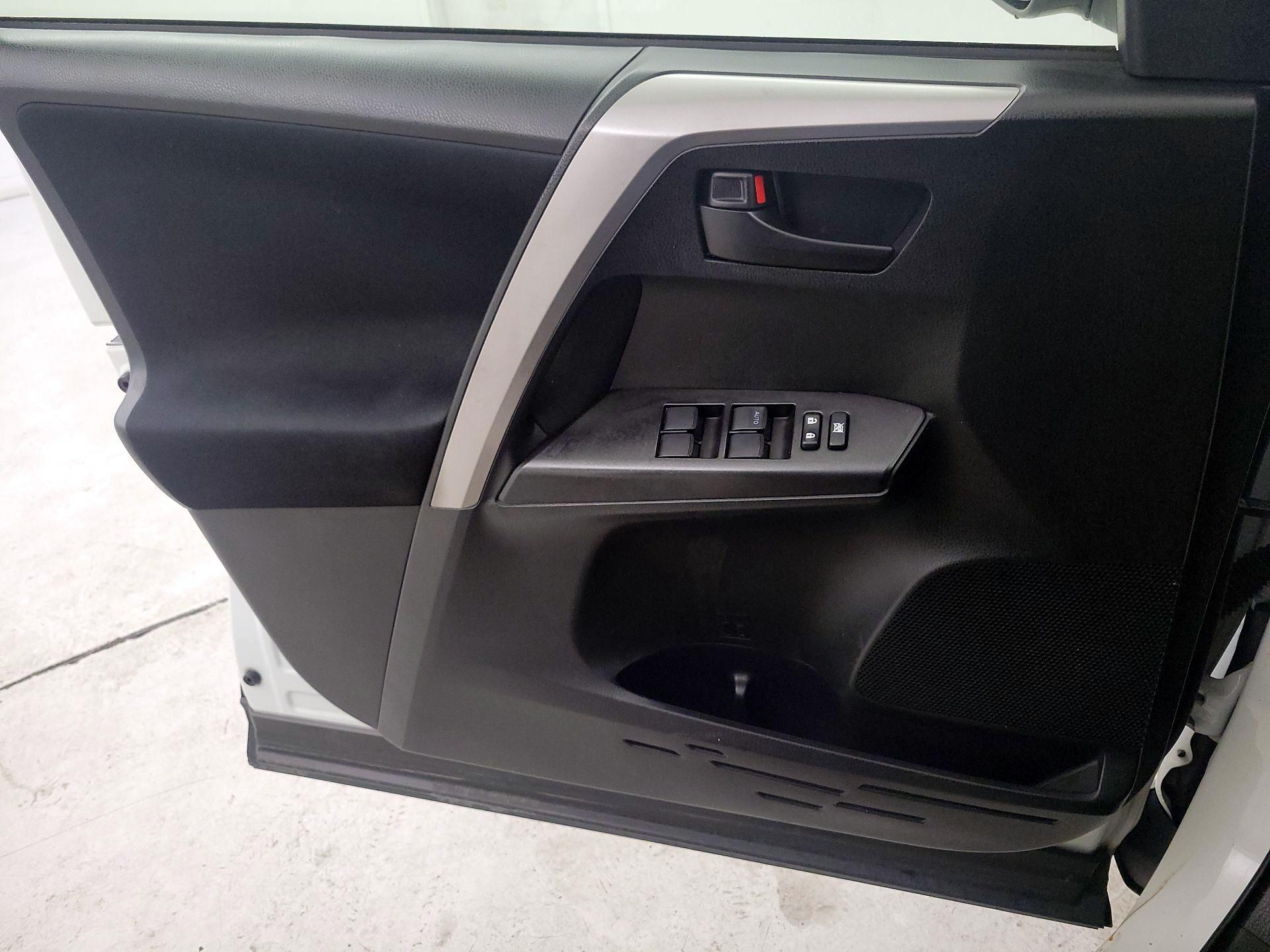 Thumbnail: 2016 Toyota RAV4 - 10