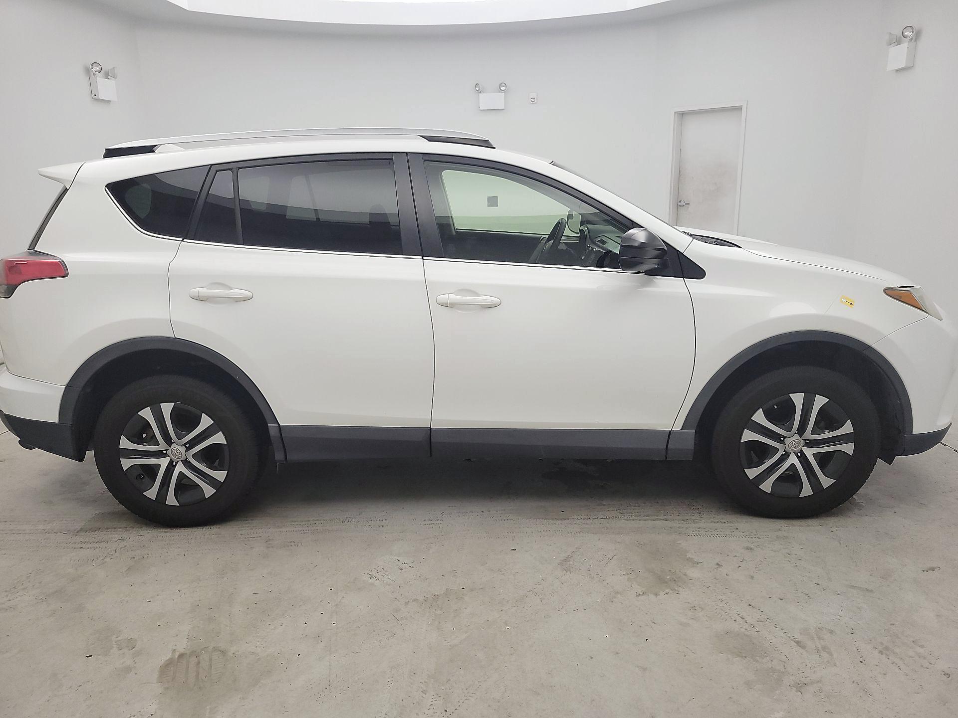 Thumbnail: 2016 Toyota RAV4 - 4