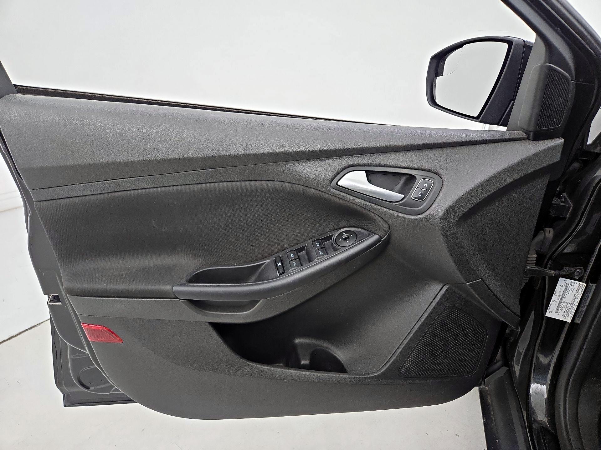 Thumbnail: 2015 Ford Focus - 12
