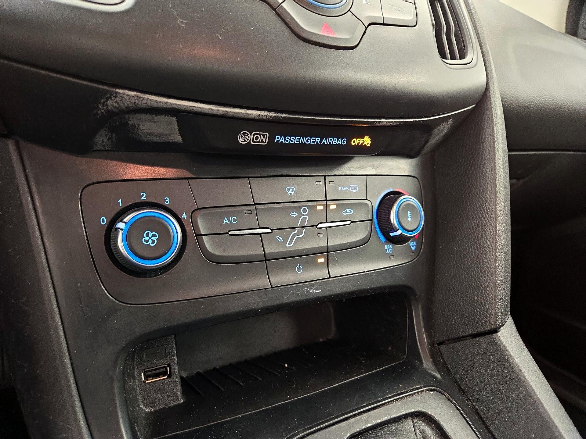 Thumbnail: 2015 Ford Focus - 16
