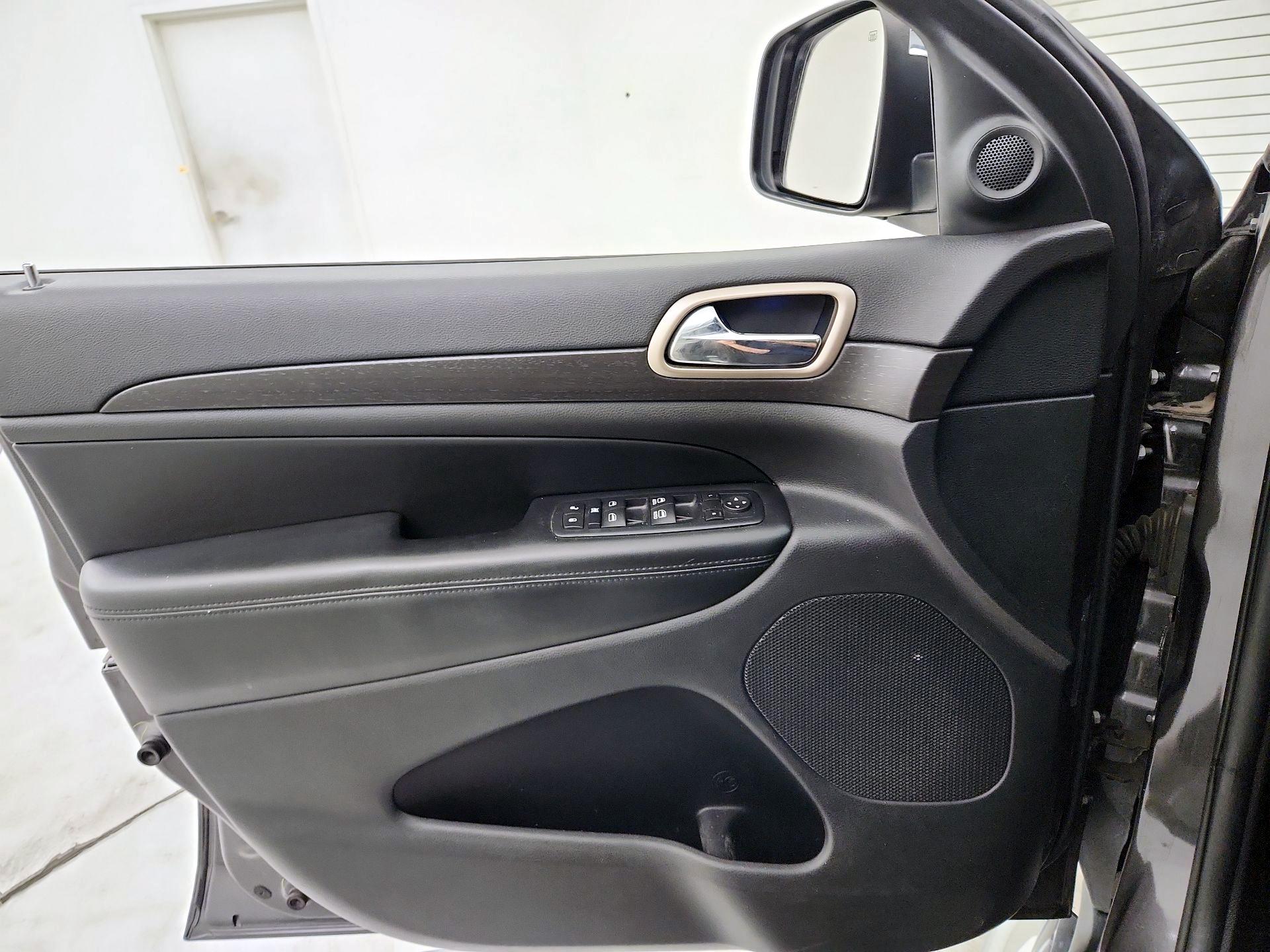 Thumbnail: 2016 Jeep Grand Cherokee - 12