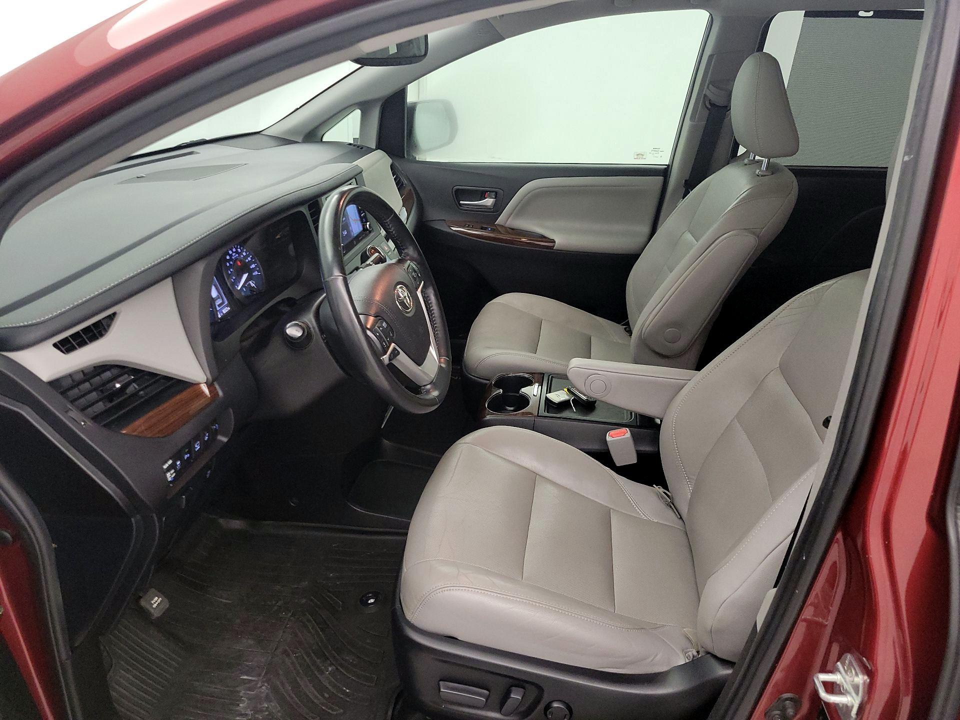 Thumbnail: 2020 Toyota Sienna - 11