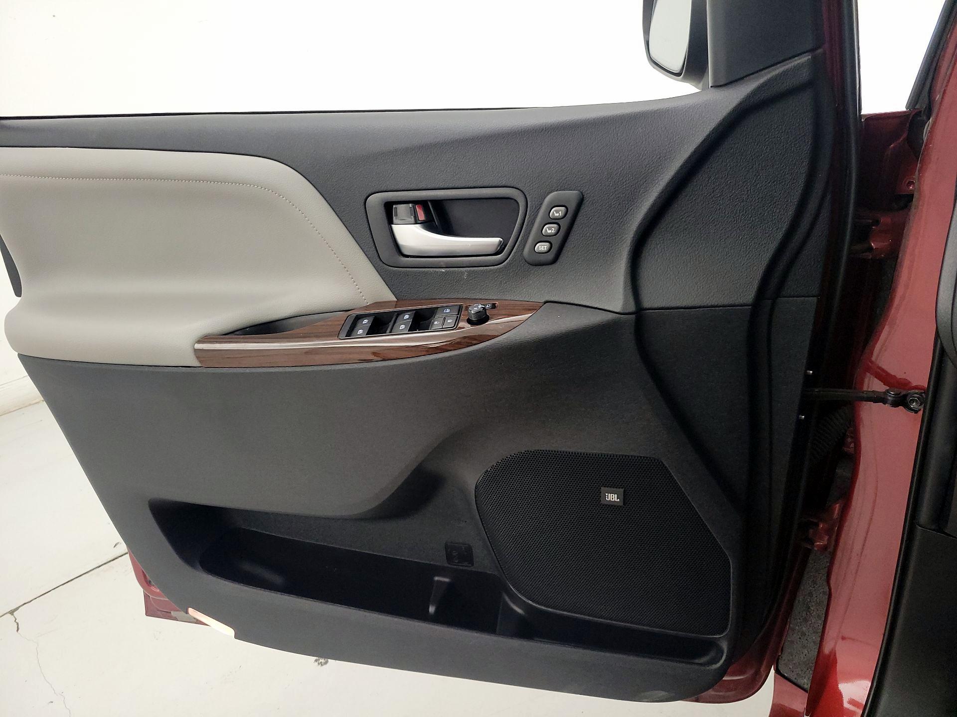 Thumbnail: 2020 Toyota Sienna - 12