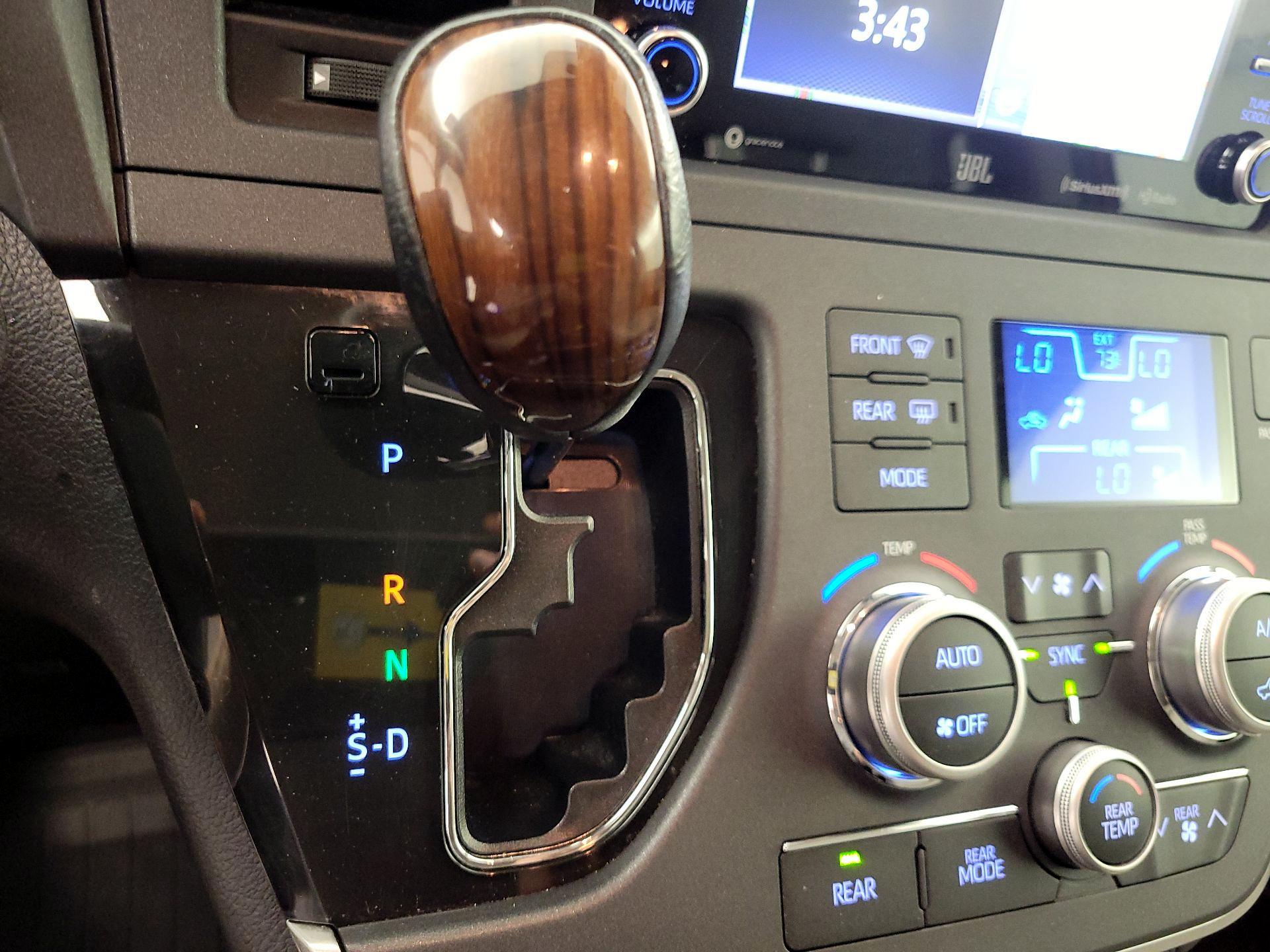 Thumbnail: 2020 Toyota Sienna - 17