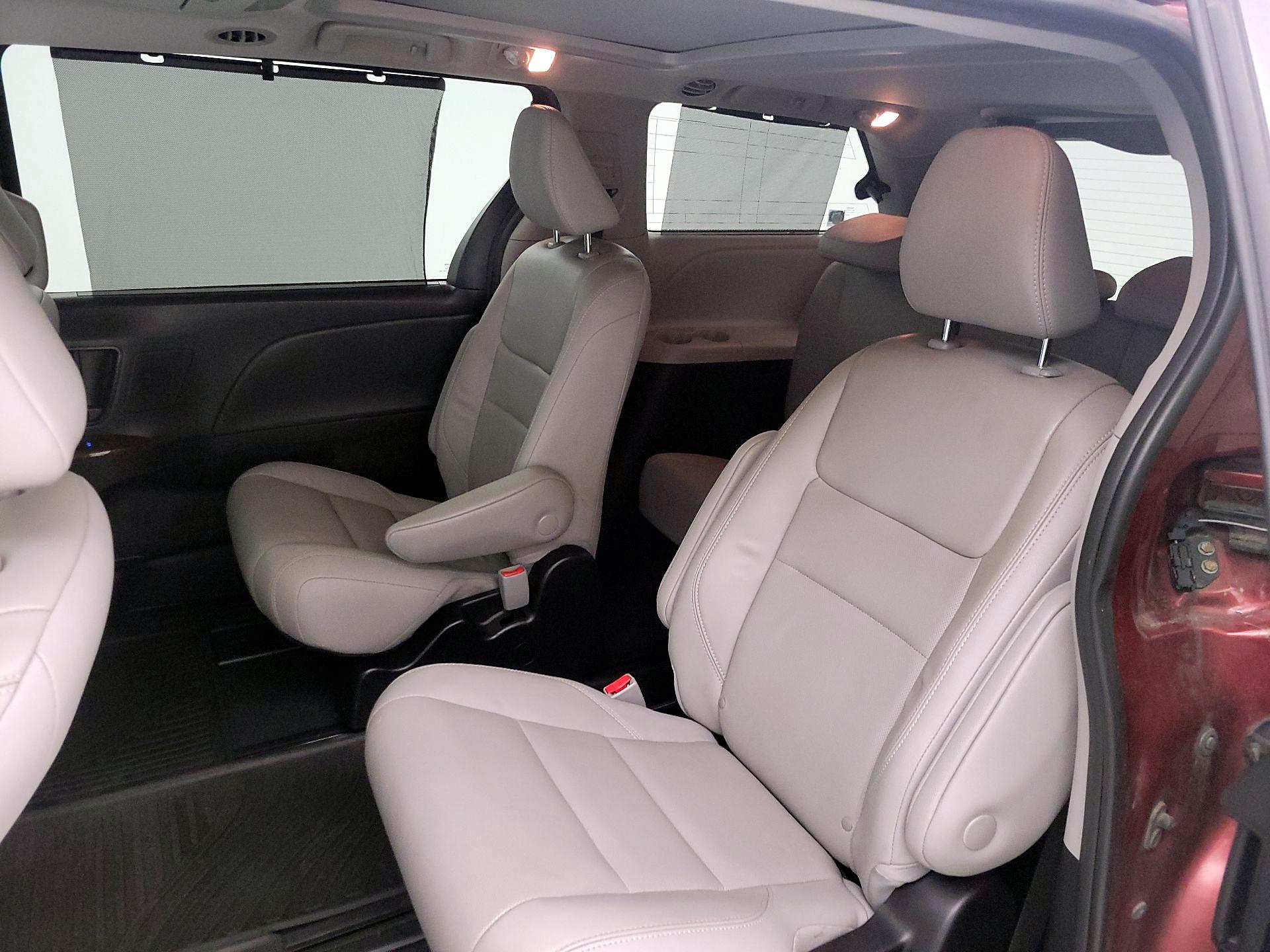 Thumbnail: 2020 Toyota Sienna - 20