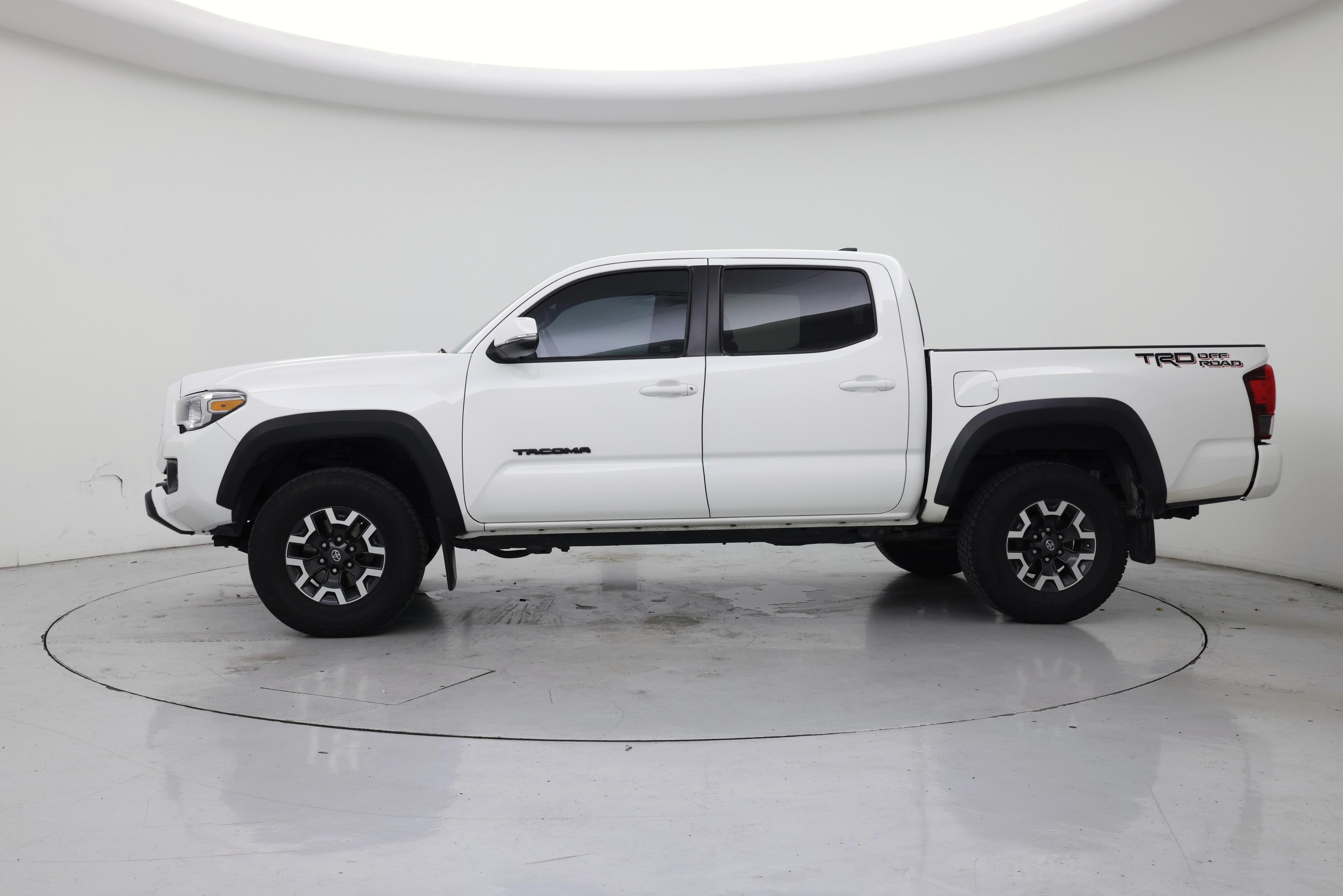 Thumbnail: 2018 Toyota Tacoma - 3