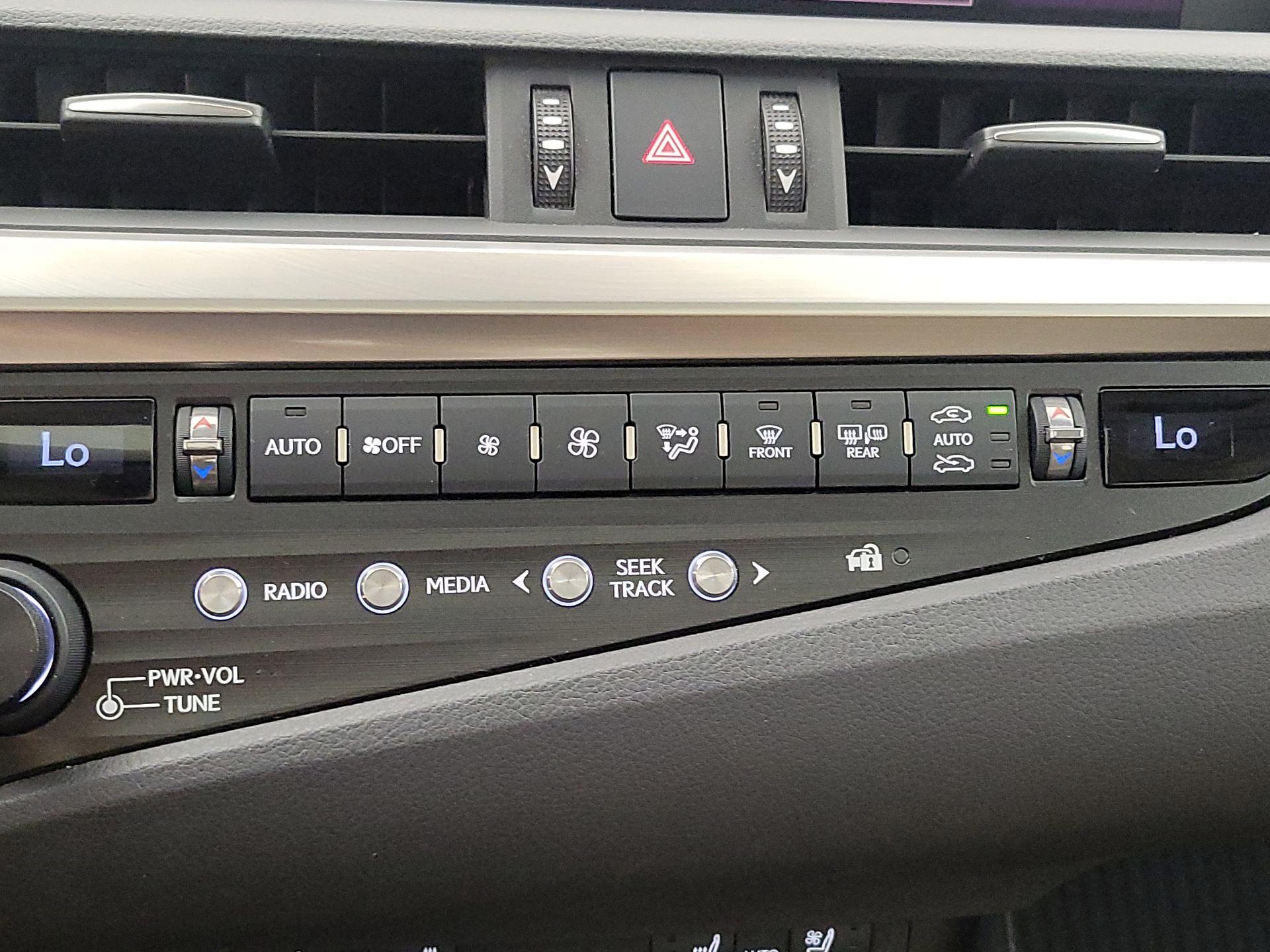 Thumbnail: 2020 Lexus ES - 16
