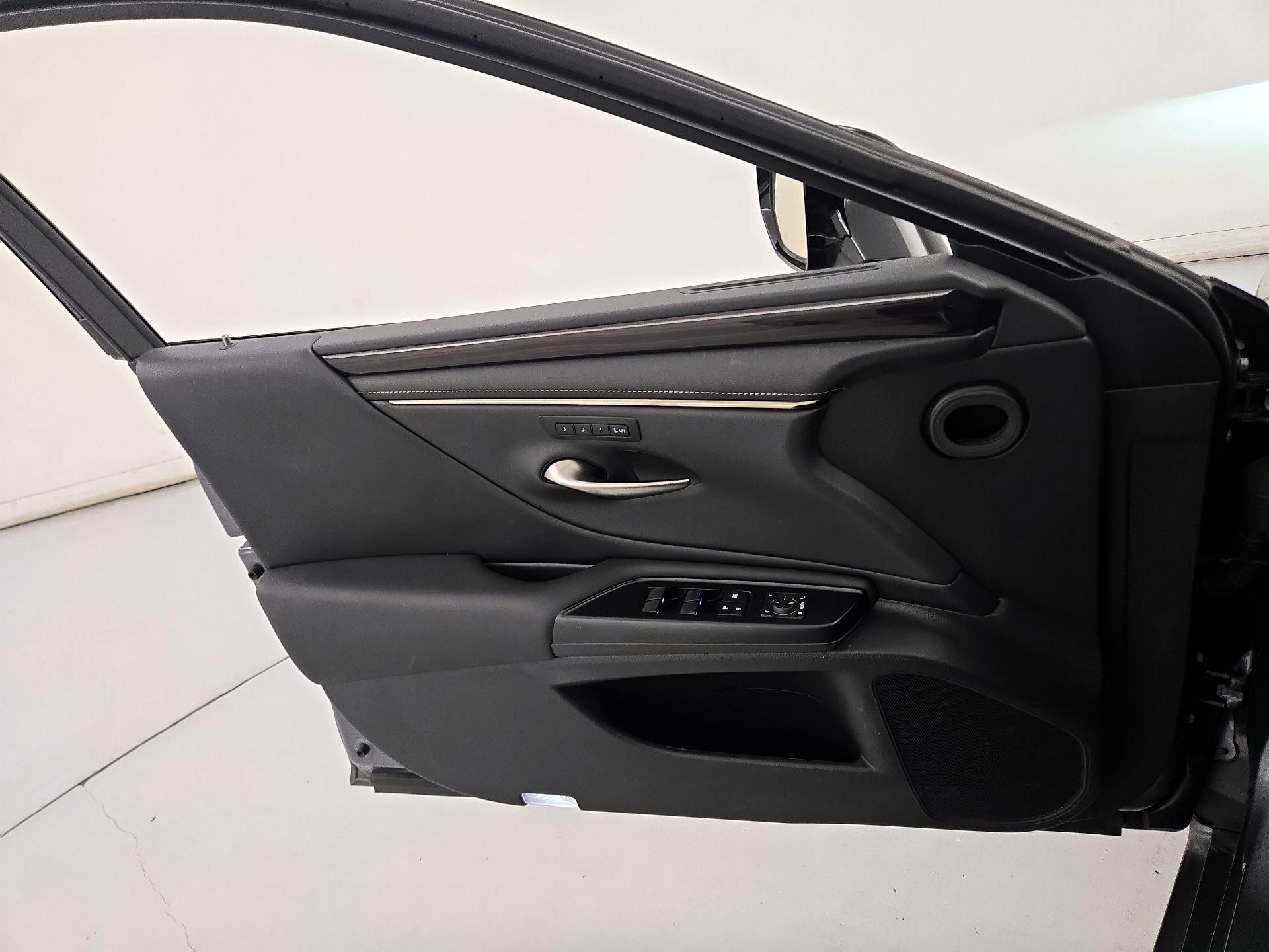 Thumbnail: 2020 Lexus ES - 12