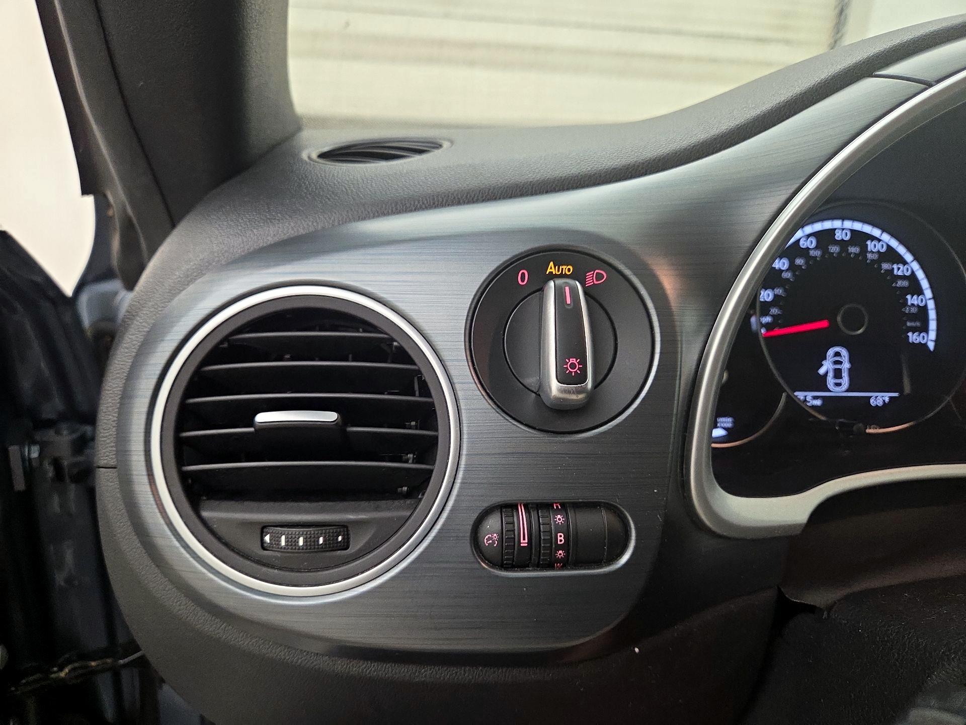 Thumbnail: 2016 Volkswagen Beetle - 13