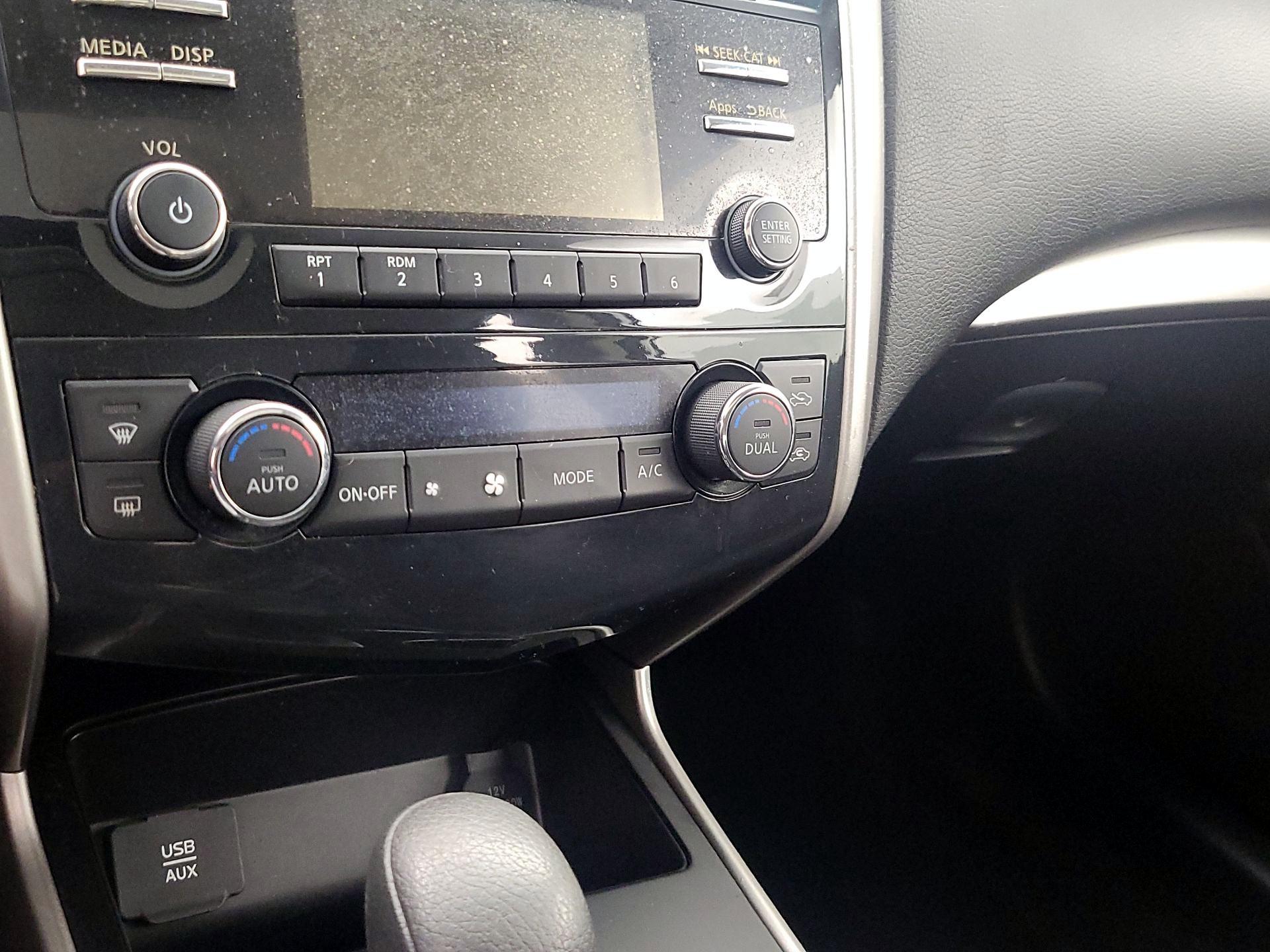 Thumbnail: 2015 Nissan Altima - 16