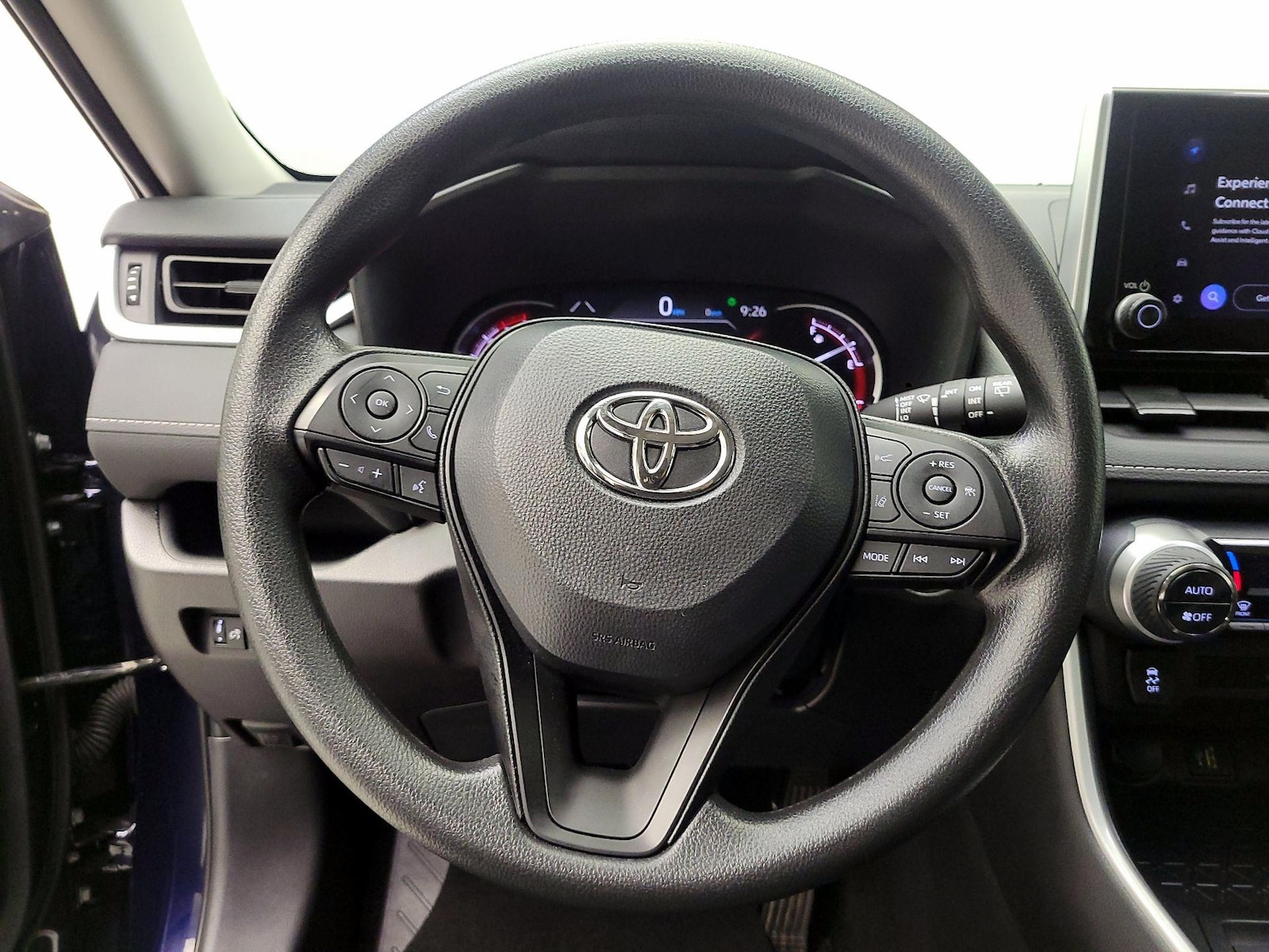 2025 Toyota RAV4 XLE - Photo 11