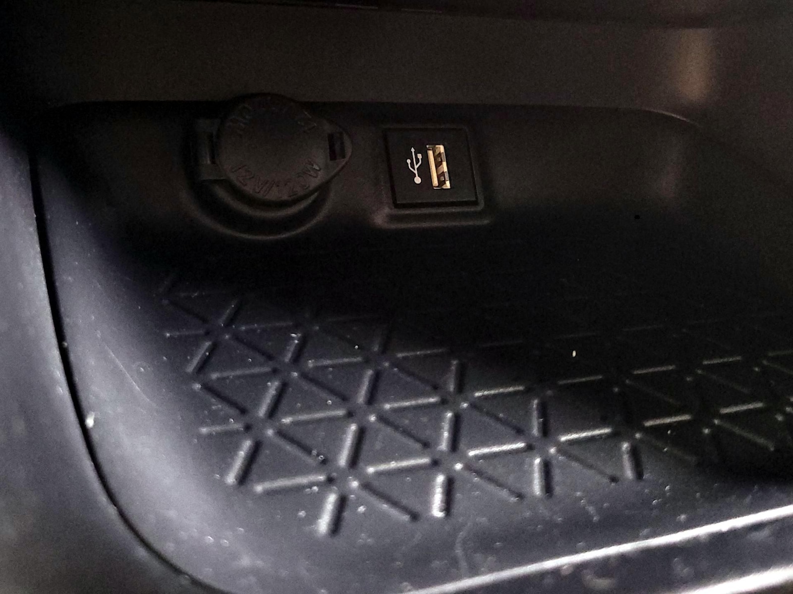 2025 Toyota RAV4 XLE - Photo 20
