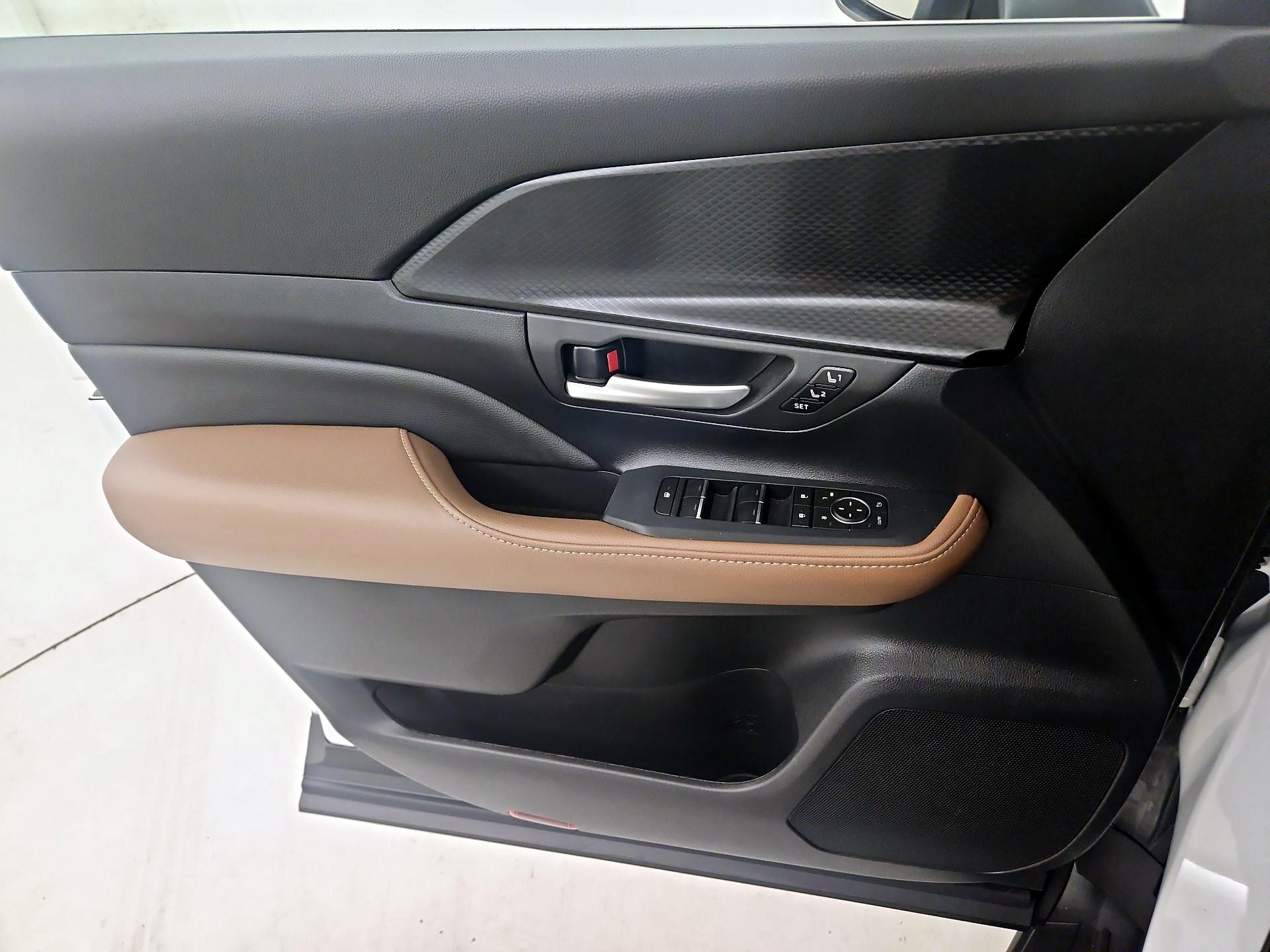 Thumbnail: 2026 Toyota Highlander - 12