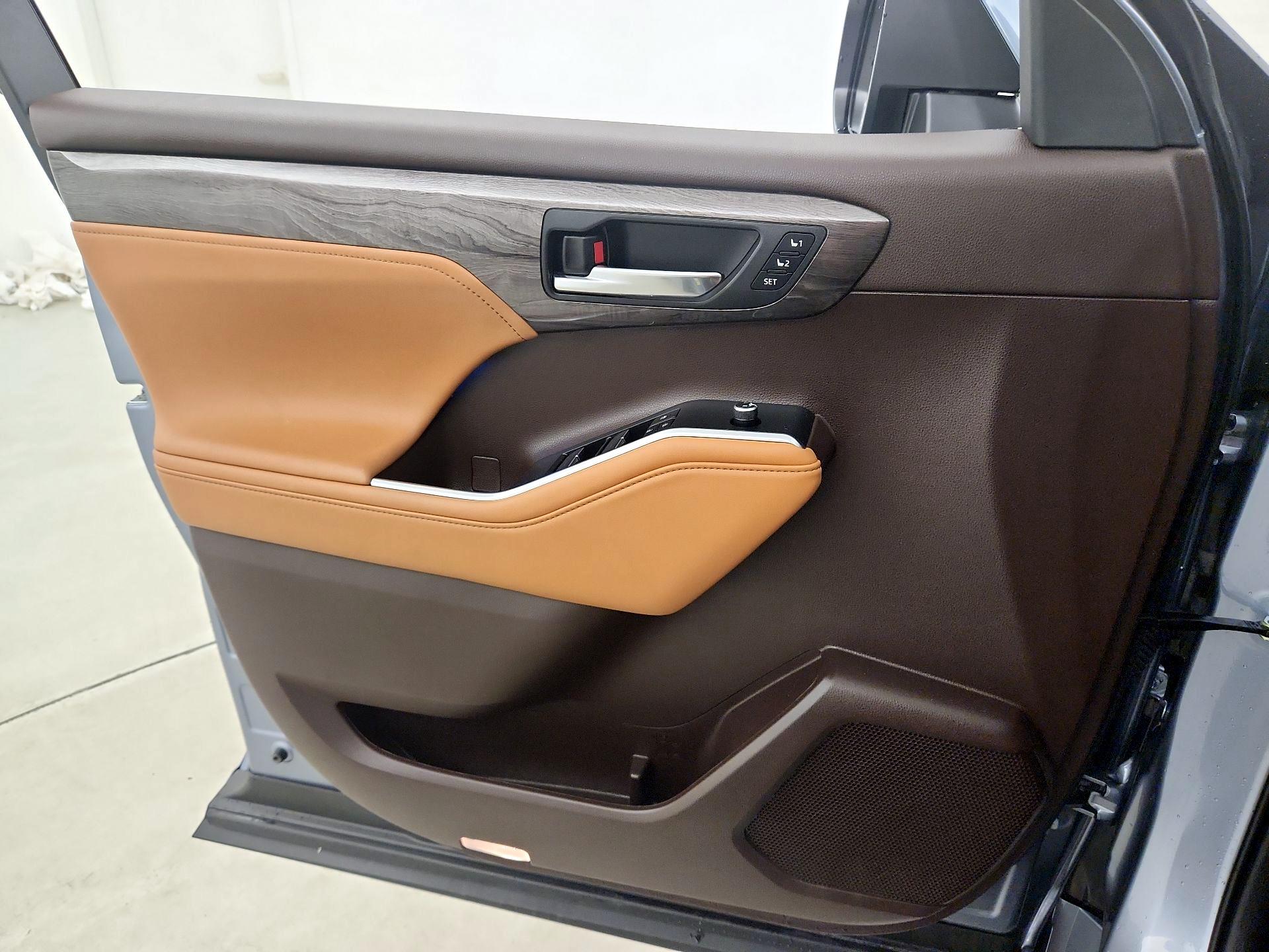 Thumbnail: 2022 Toyota Highlander - 12
