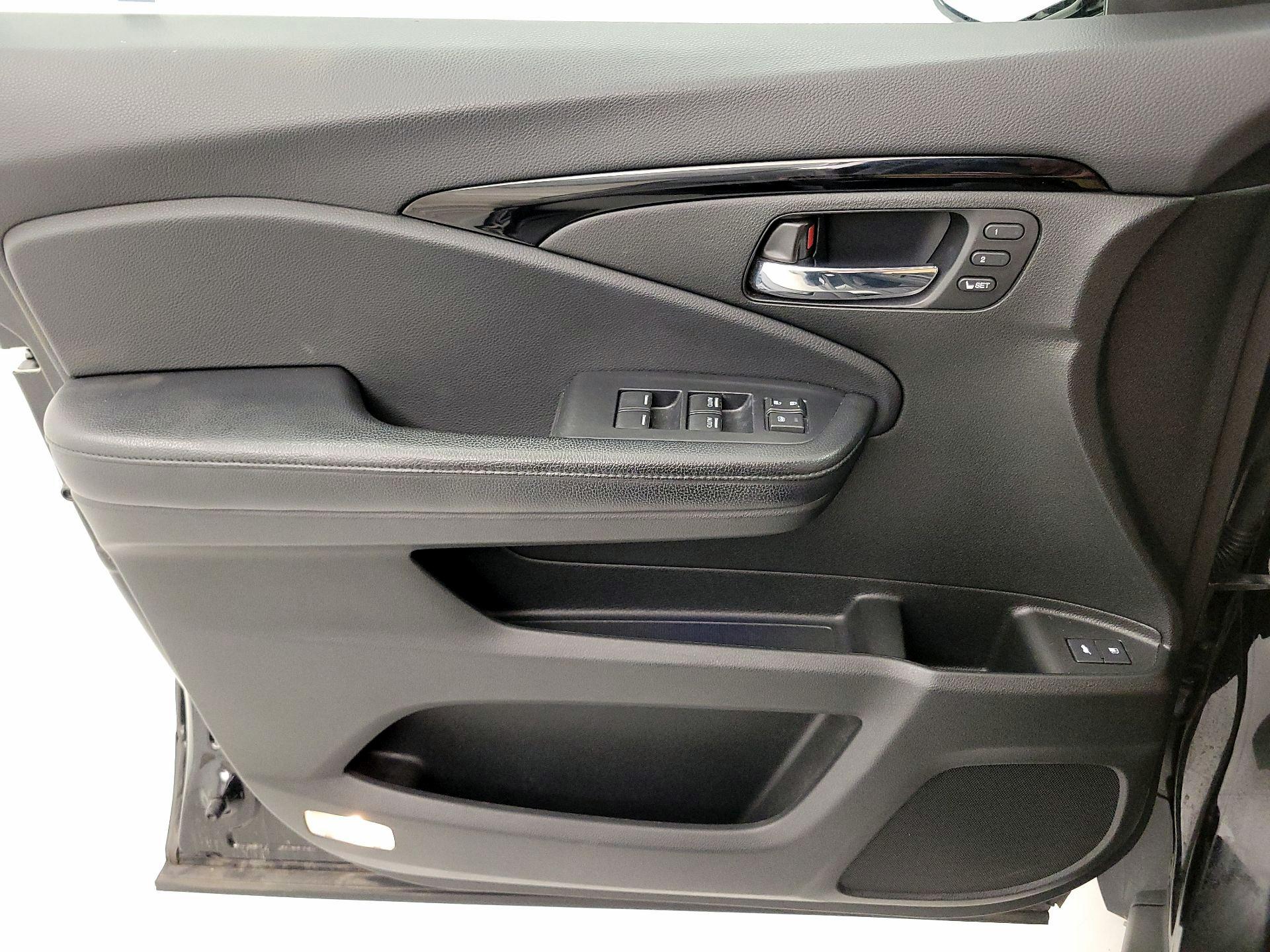 Thumbnail: 2017 Honda Pilot - 12