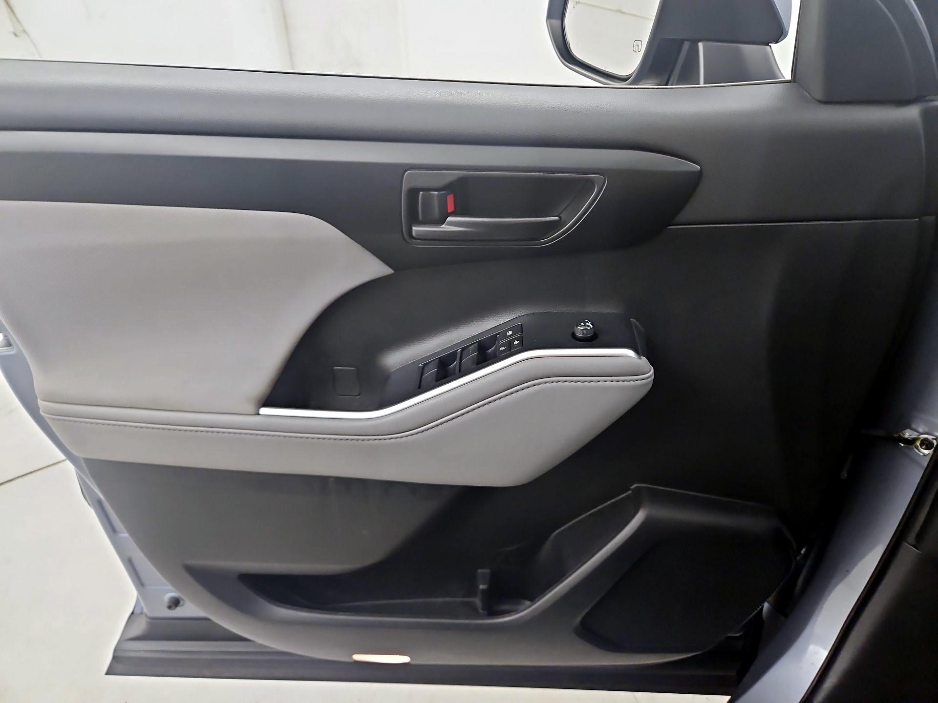 Thumbnail: 2022 Toyota Highlander - 12