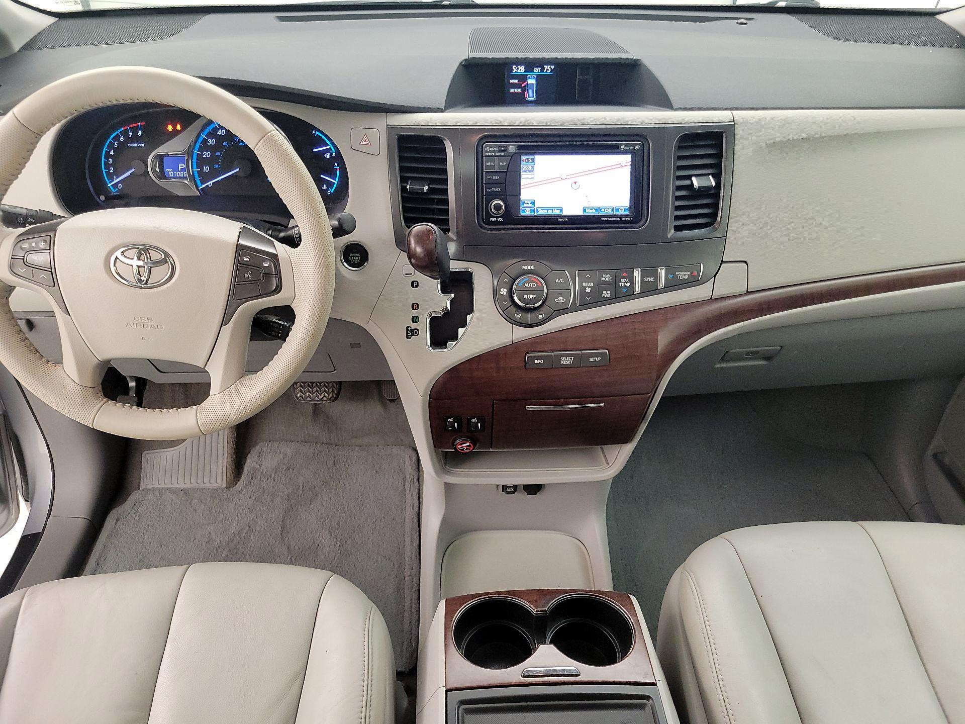 Thumbnail: 2014 Toyota Sienna - 9