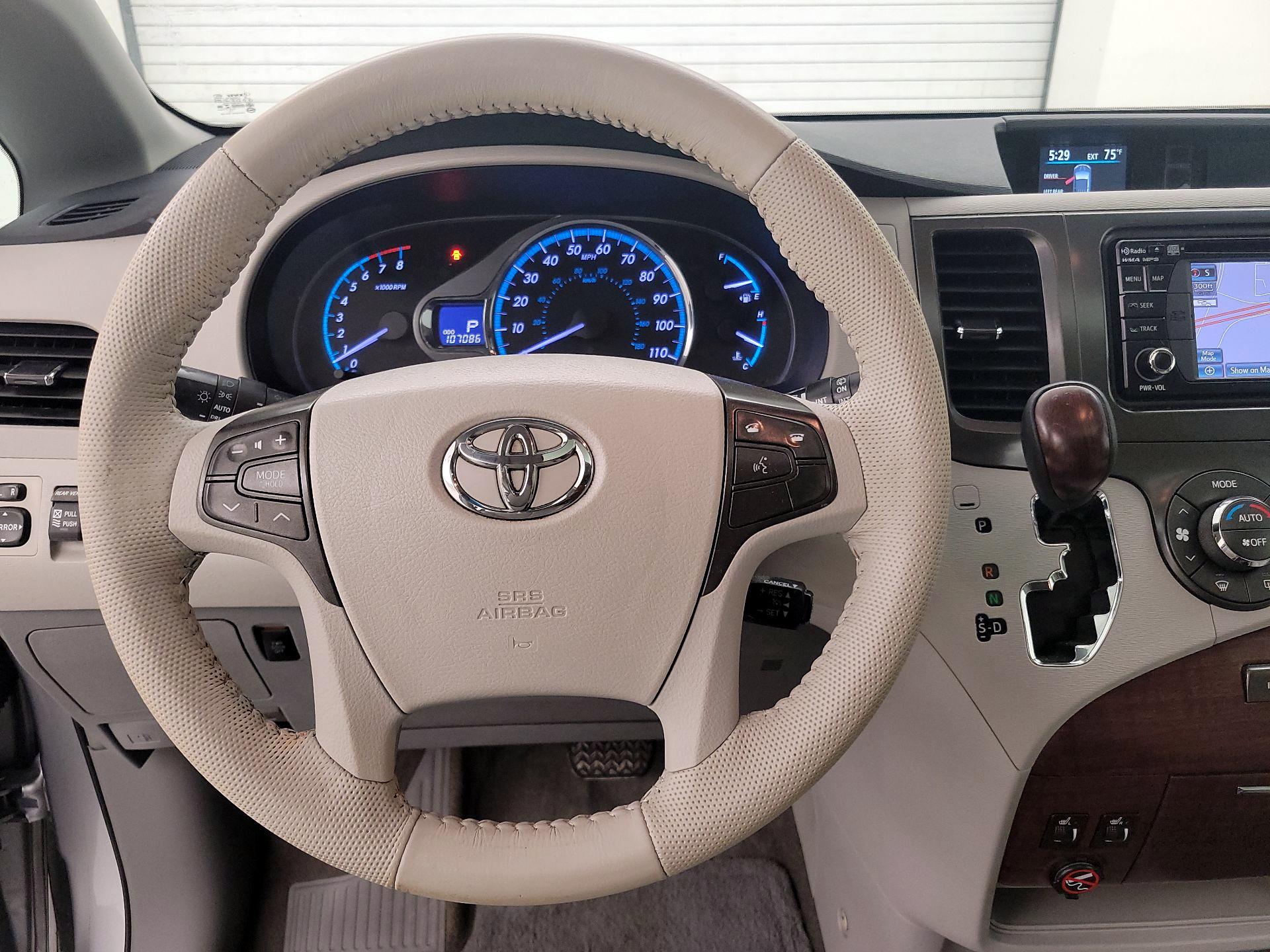 Thumbnail: 2014 Toyota Sienna - 10
