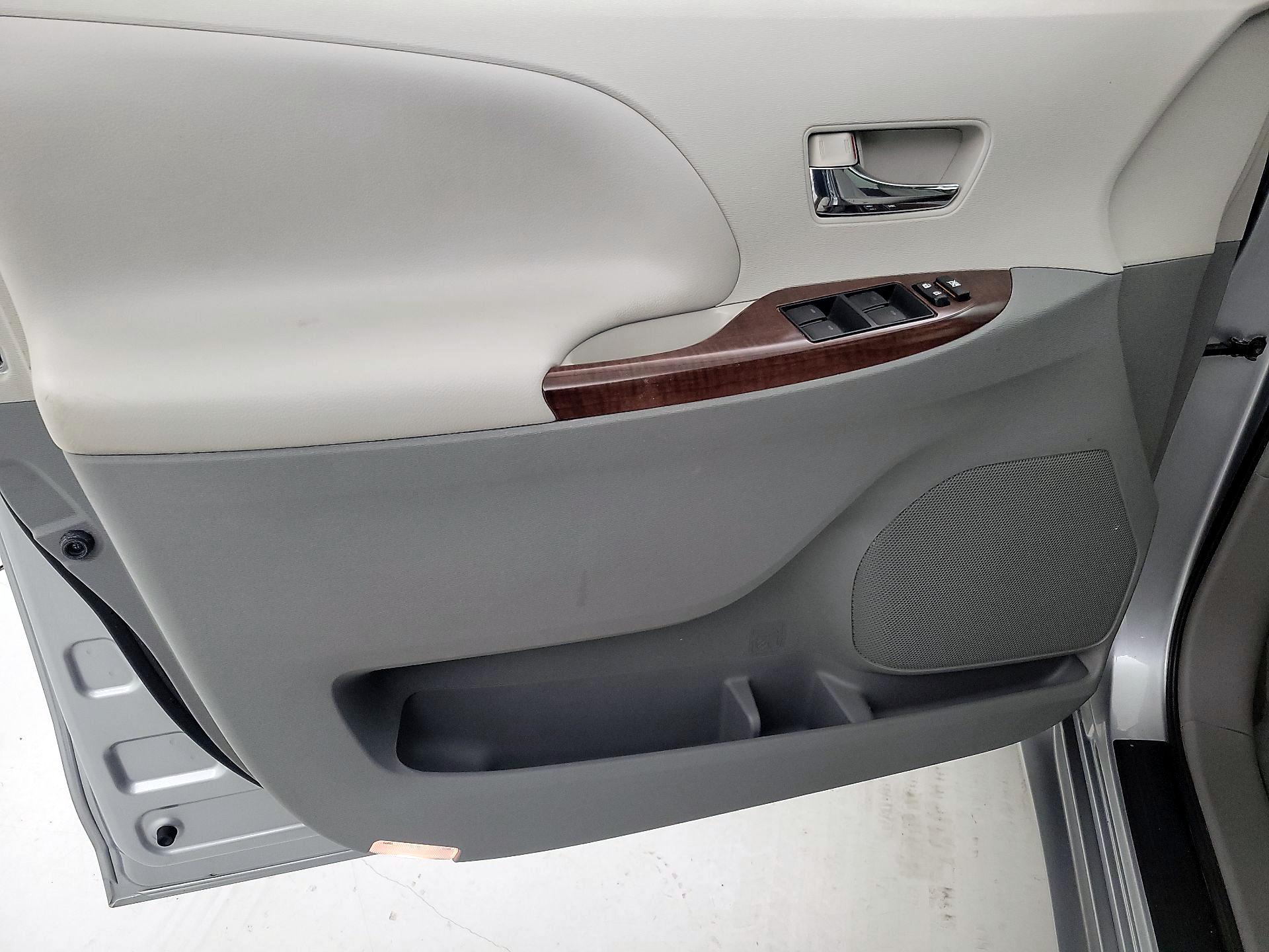 Thumbnail: 2014 Toyota Sienna - 12