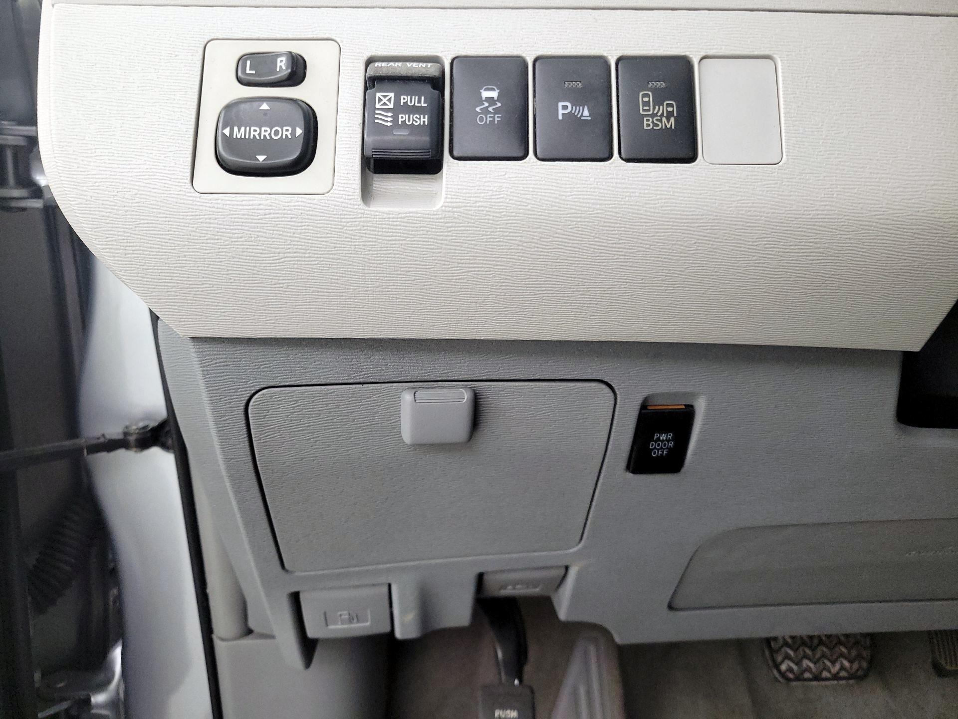 Thumbnail: 2014 Toyota Sienna - 13