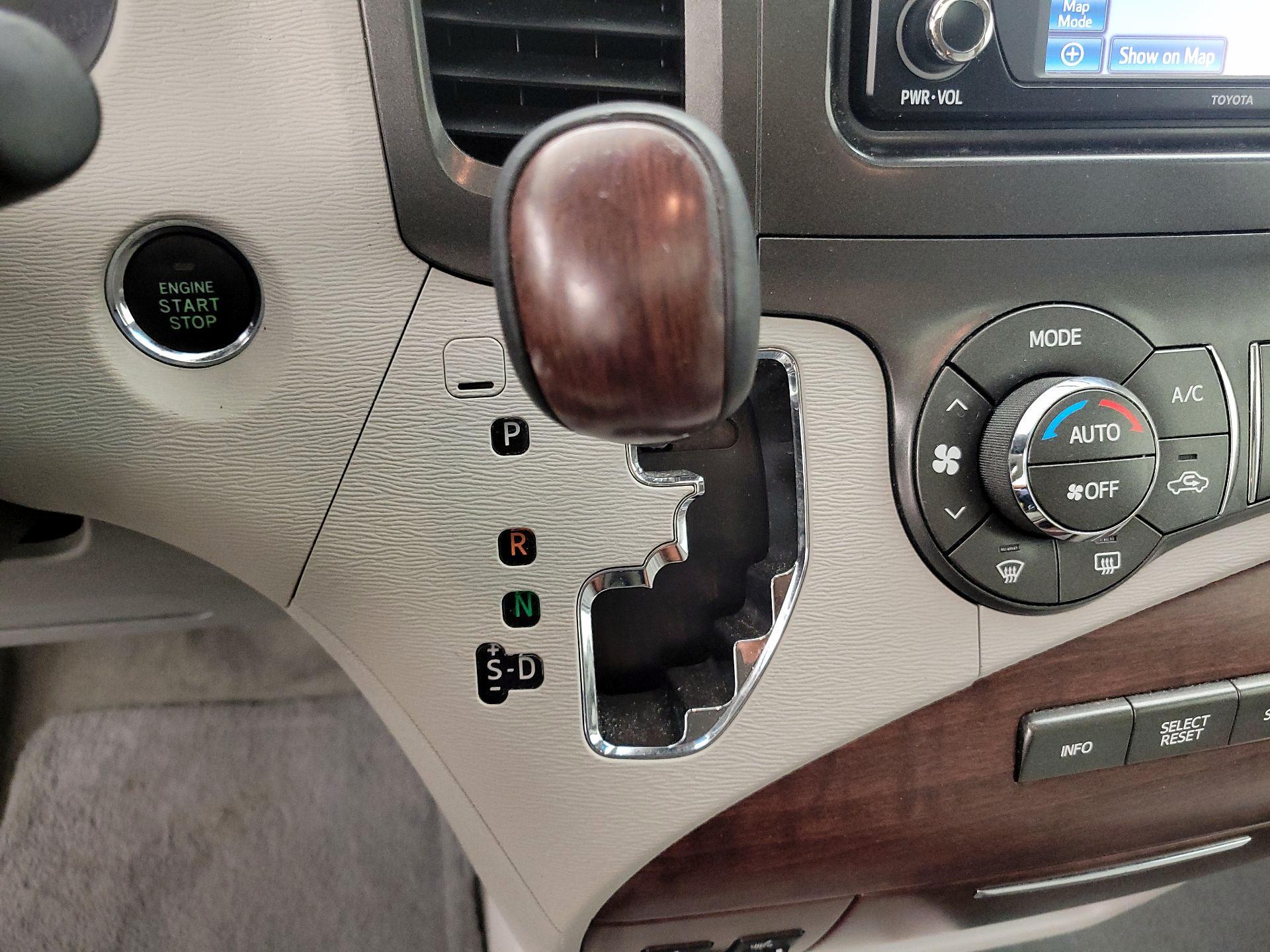 Thumbnail: 2014 Toyota Sienna - 18