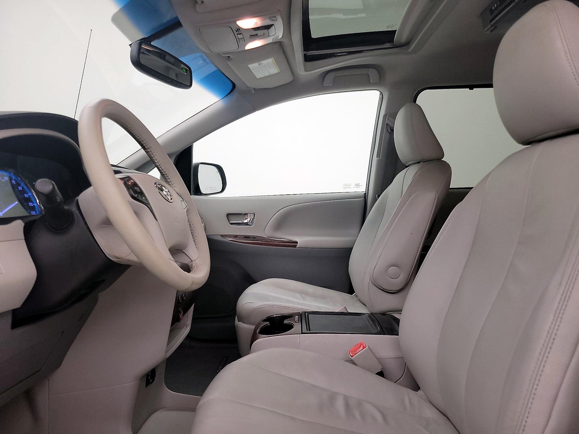 Thumbnail: 2014 Toyota Sienna - 19