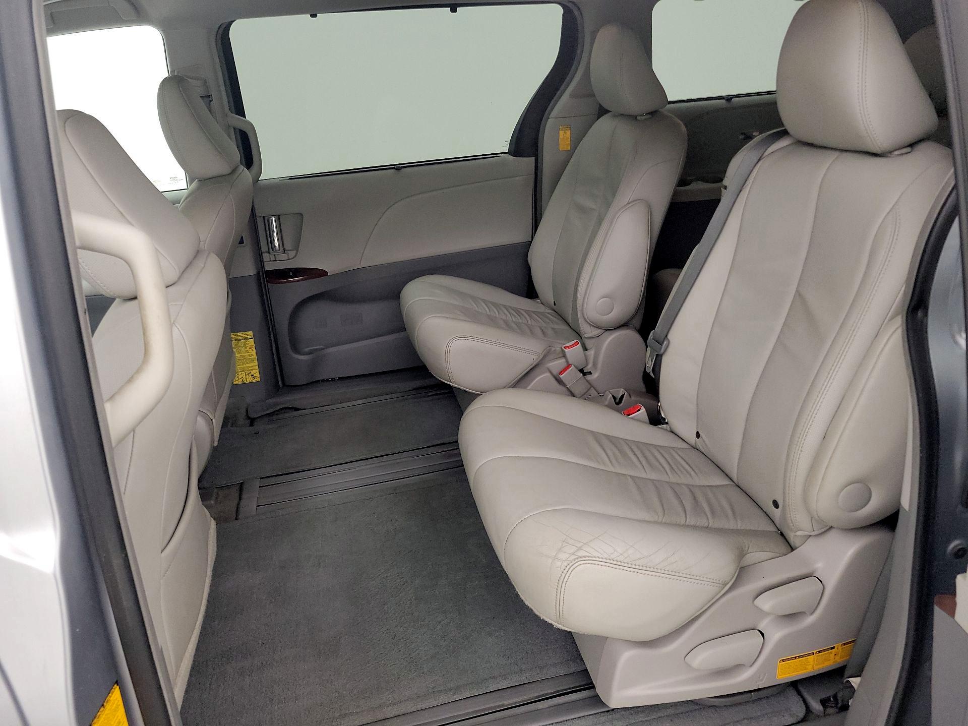 Thumbnail: 2014 Toyota Sienna - 20