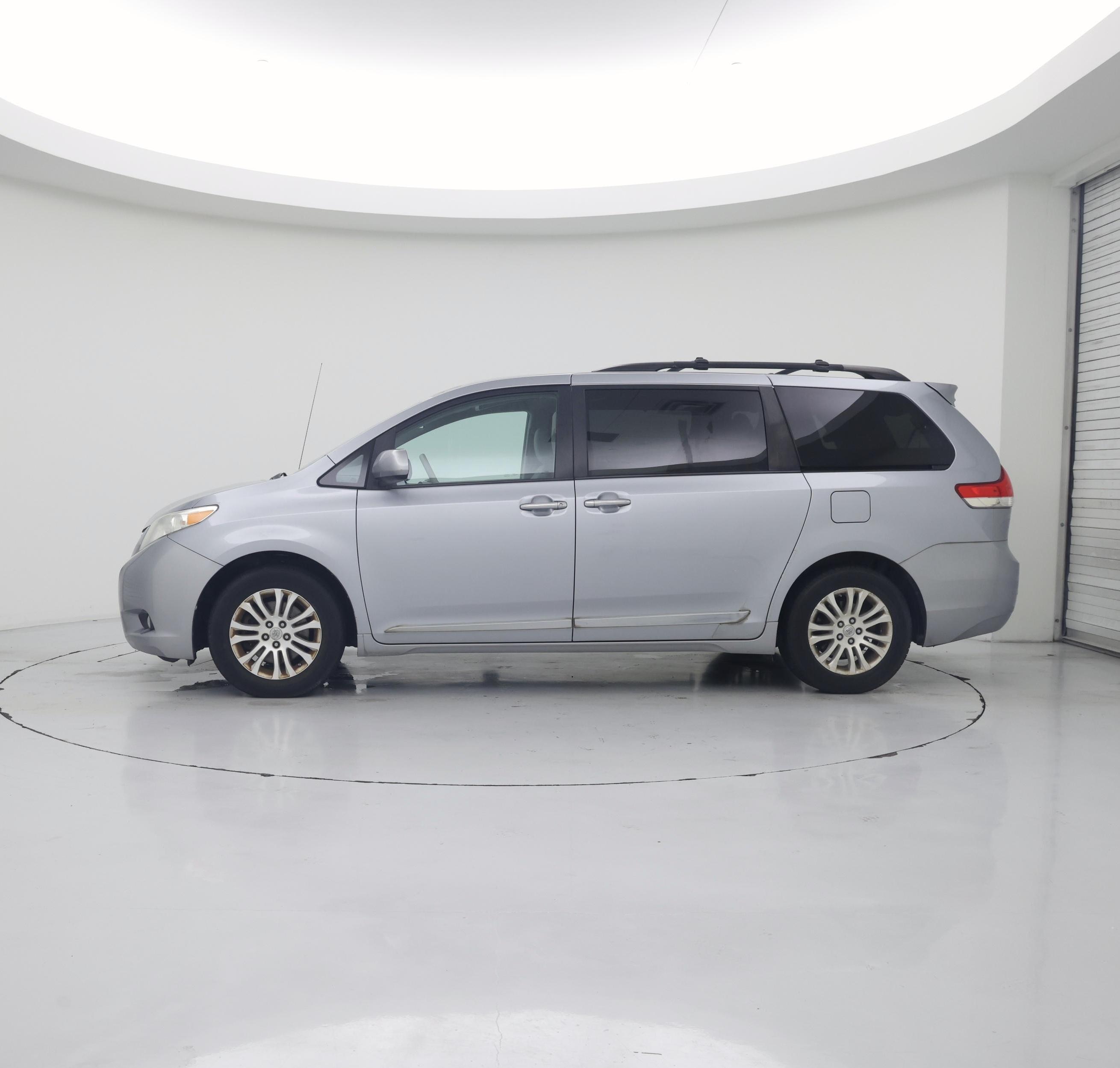 Thumbnail: 2014 Toyota Sienna - 3