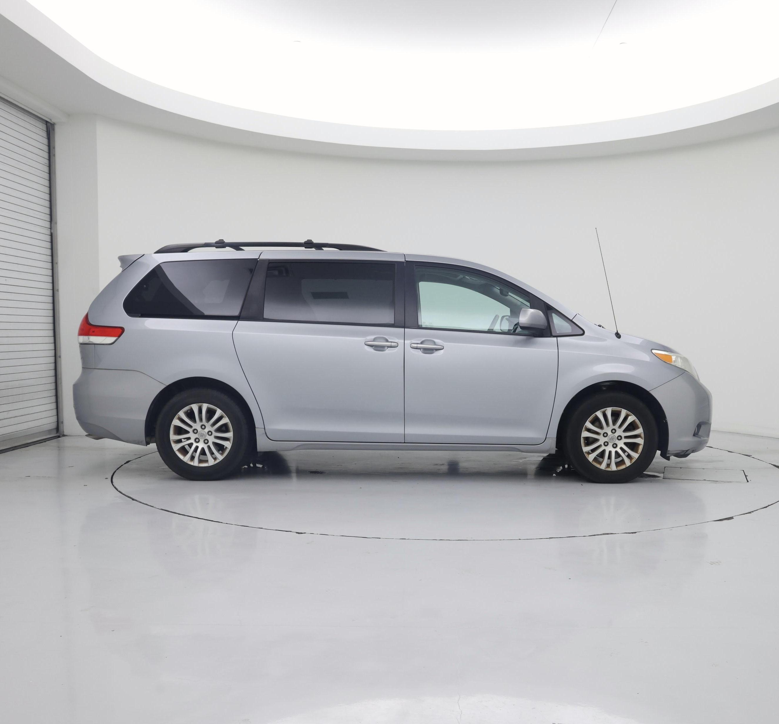 Thumbnail: 2014 Toyota Sienna - 7