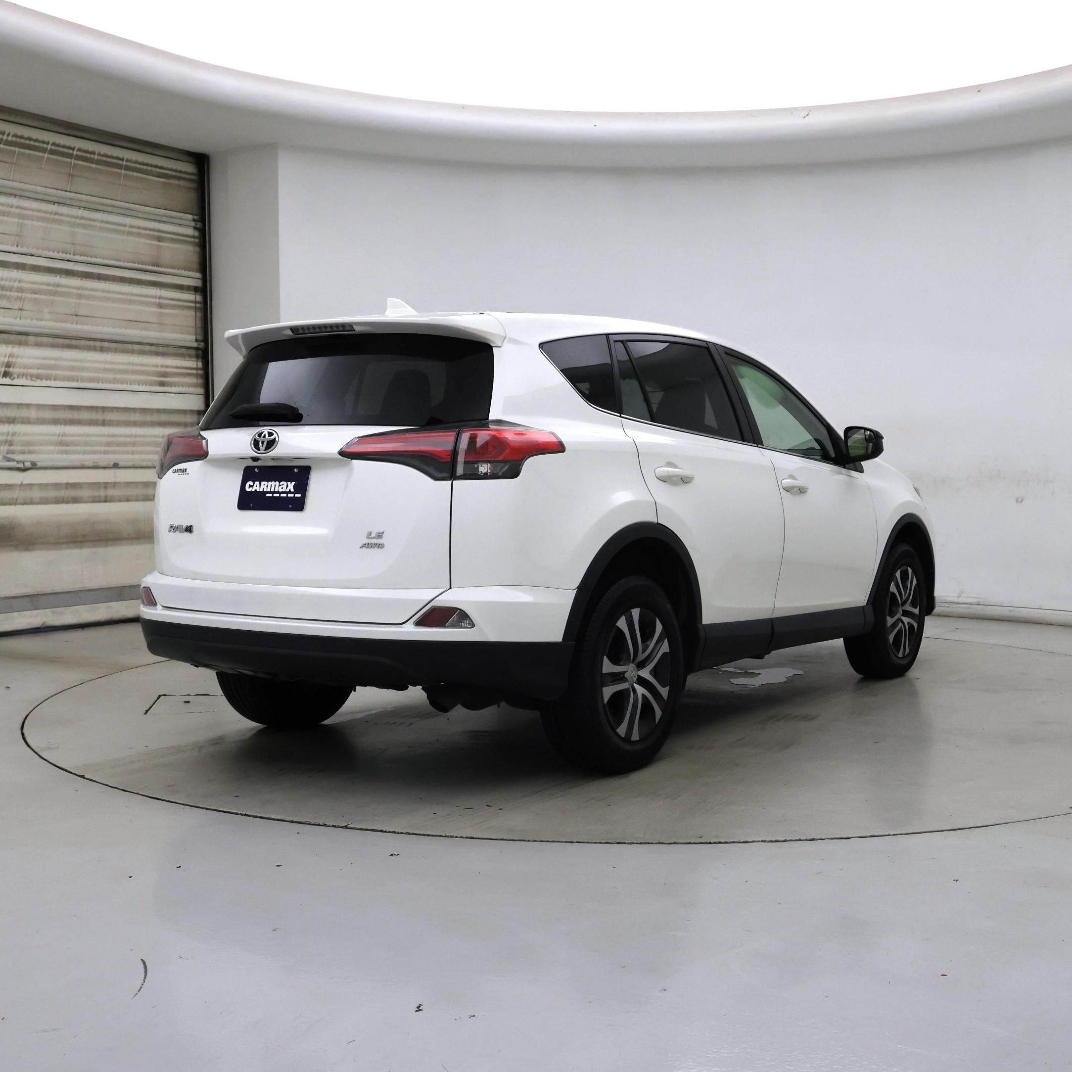 Thumbnail: 2017 Toyota RAV4 - 8