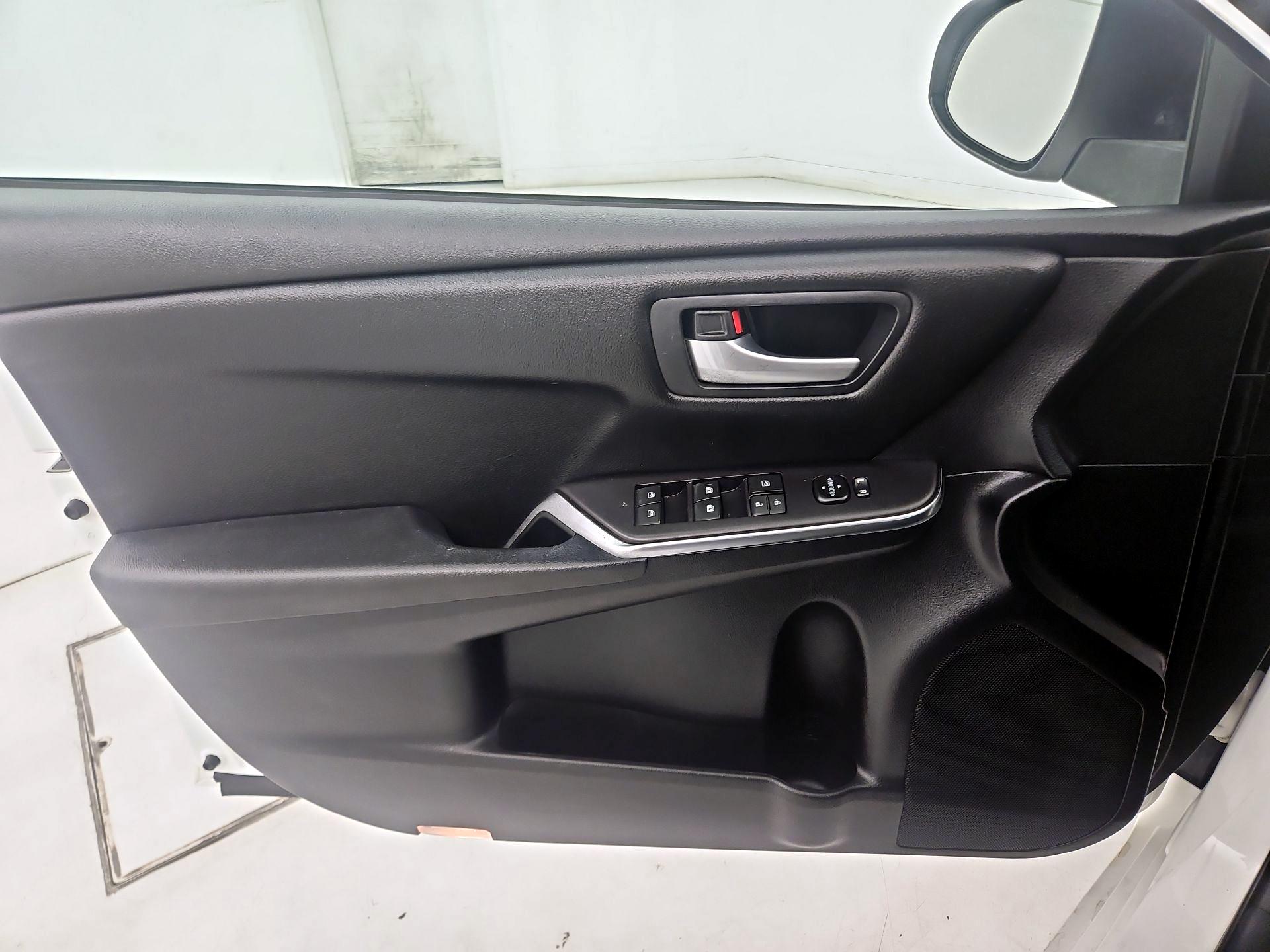 Thumbnail: 2016 Toyota Camry - 12