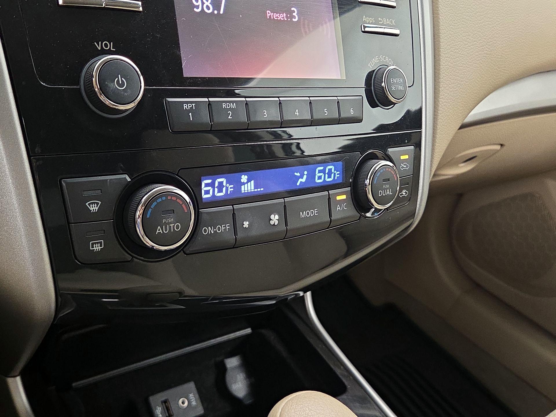 Thumbnail: 2014 Nissan Altima - 16
