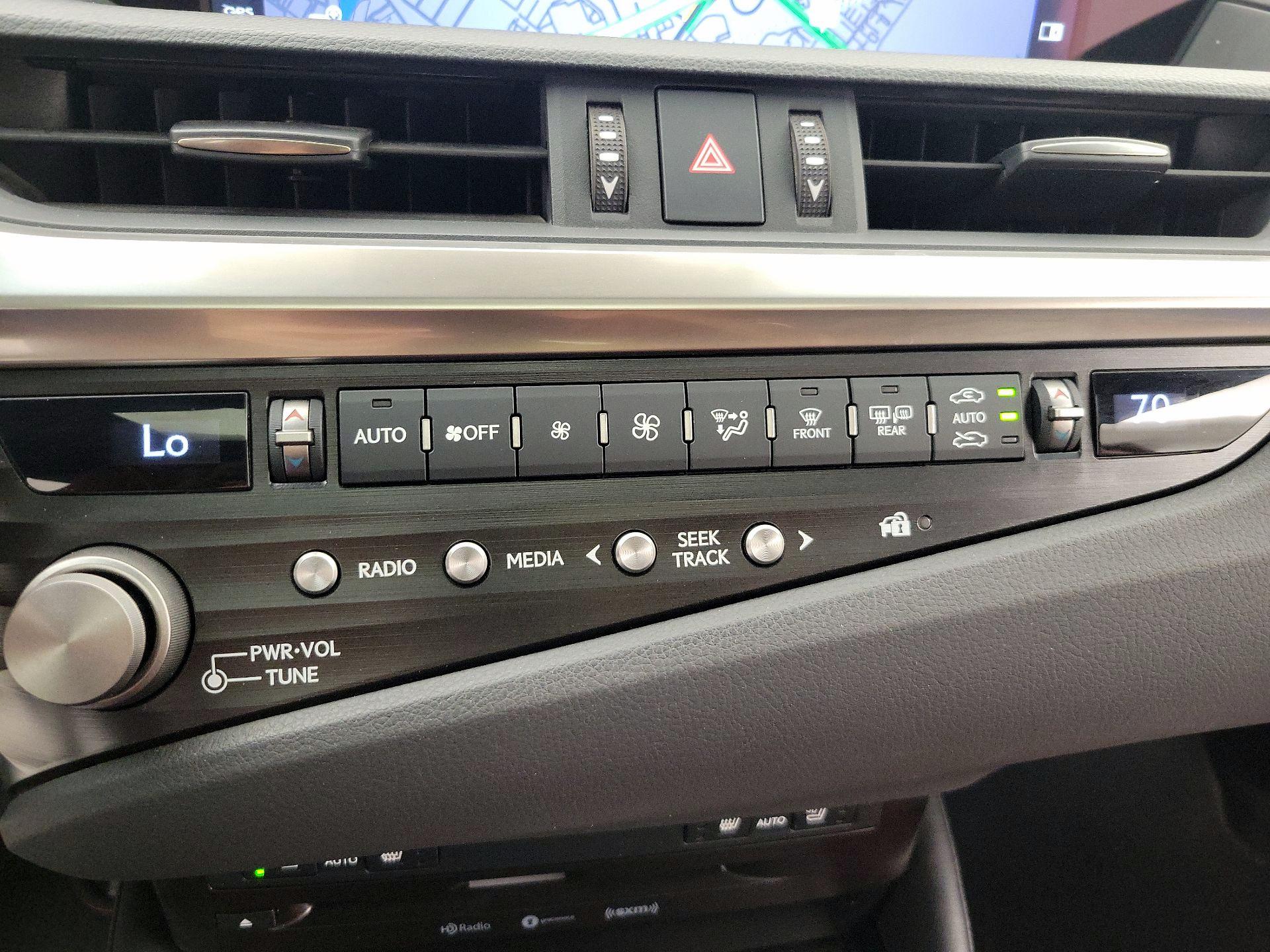 Thumbnail: 2021 Lexus ES - 17