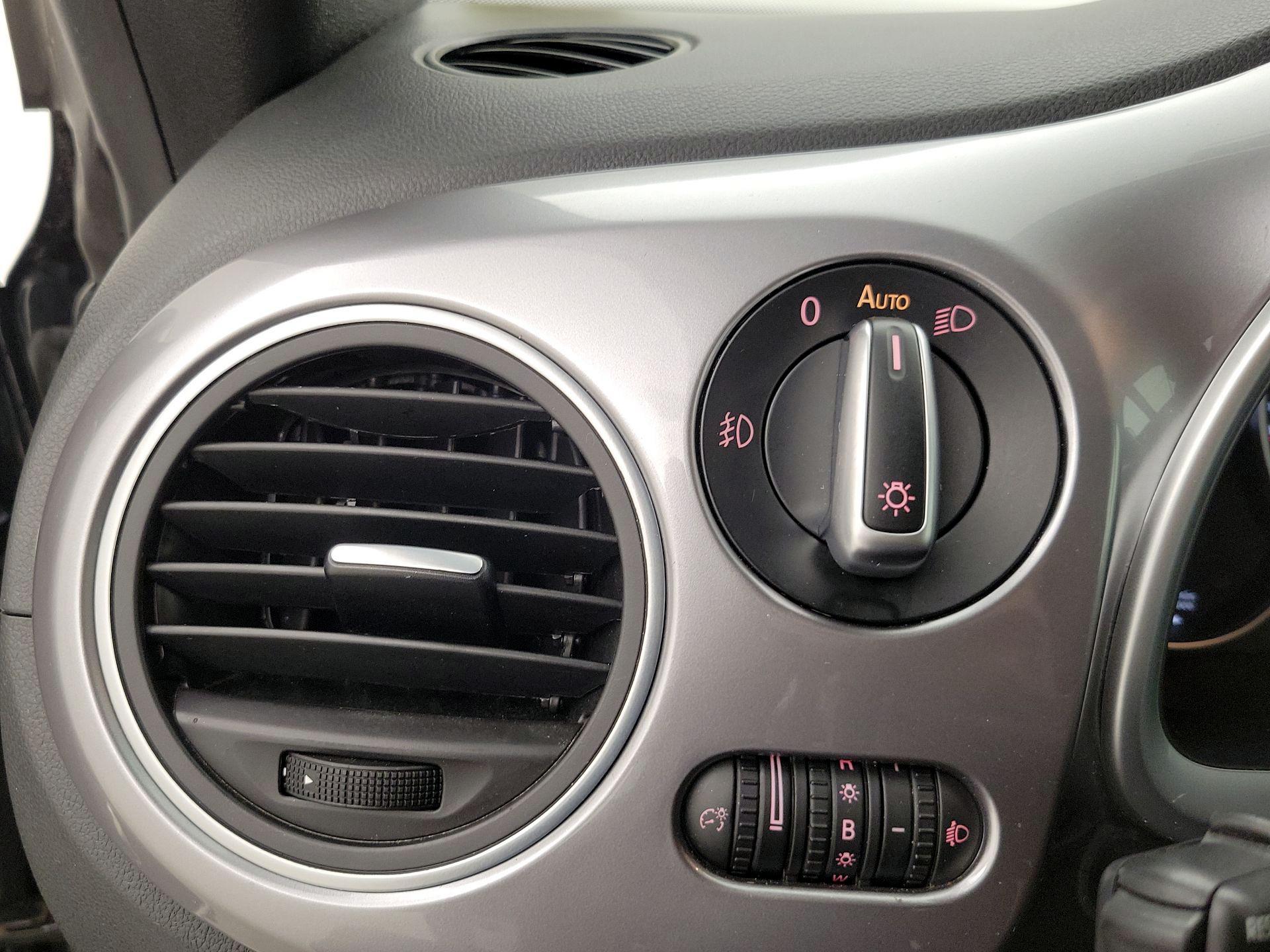 Thumbnail: 2014 Volkswagen Beetle - 13