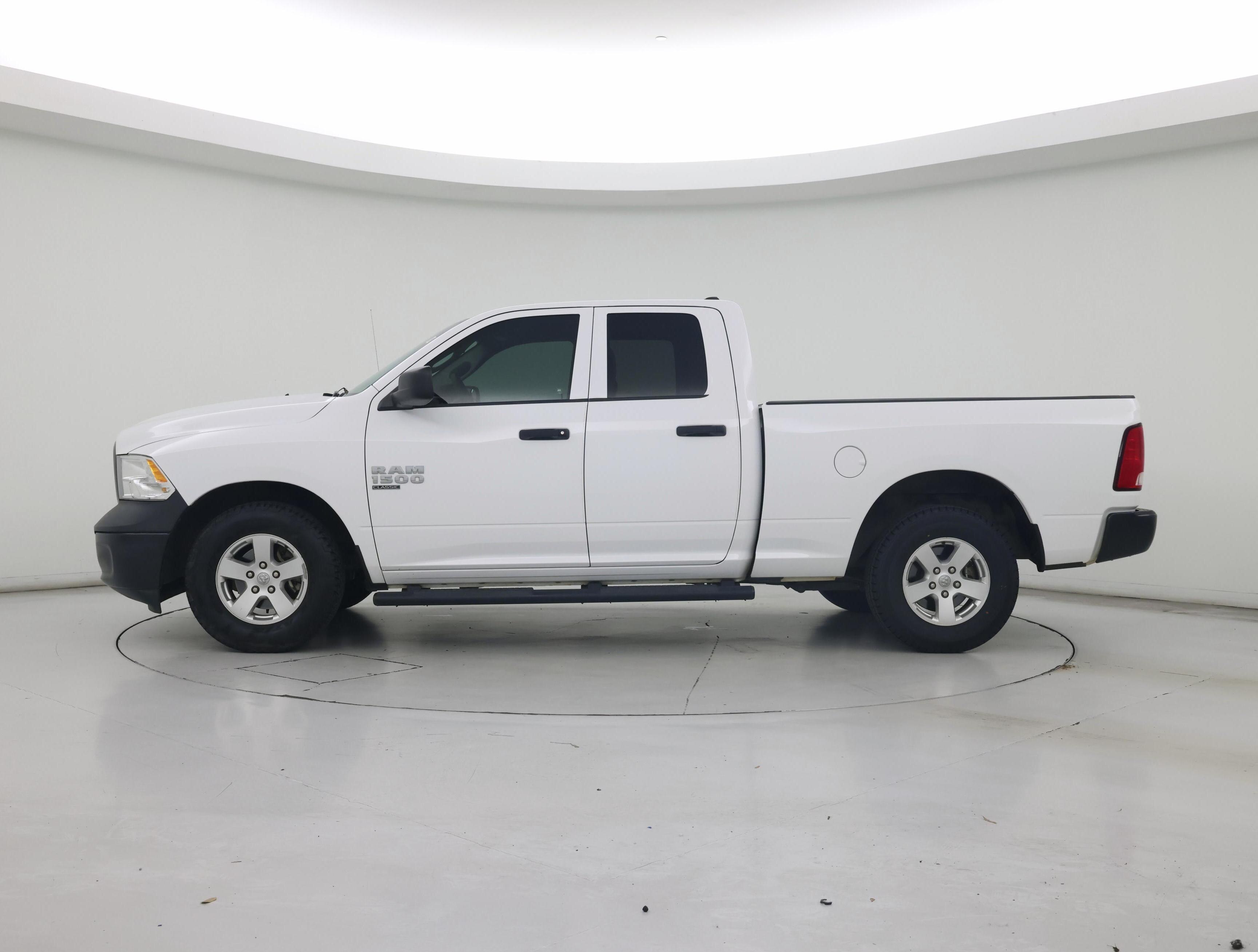 Thumbnail: 2019 RAM 1500 Classic - 3