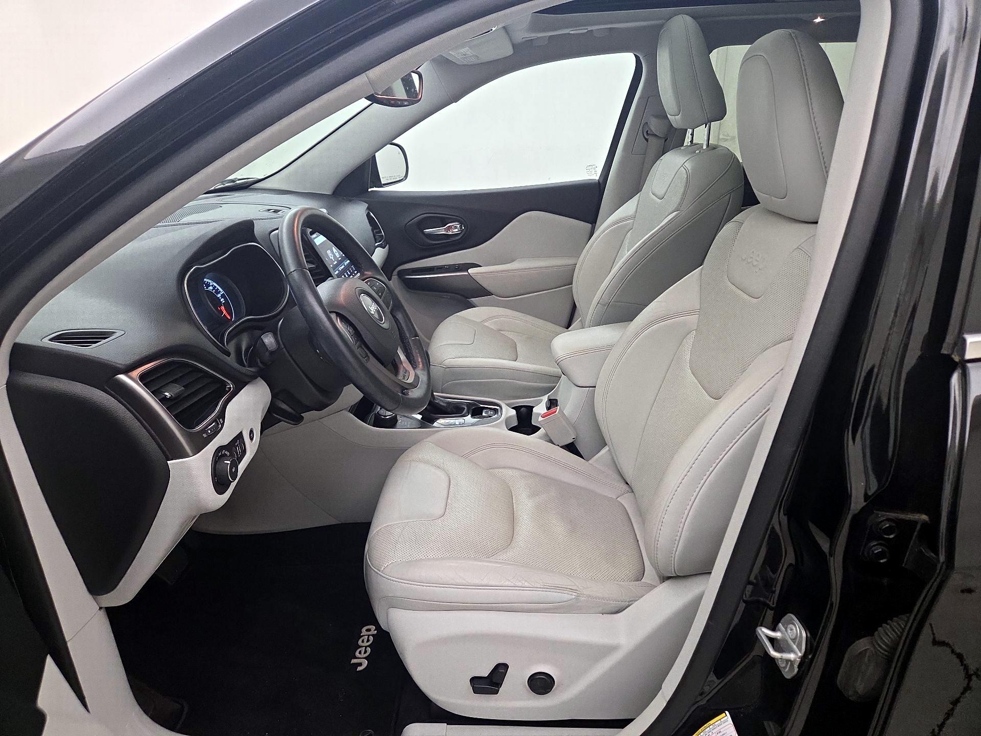 Thumbnail: 2019 Jeep Cherokee - 11