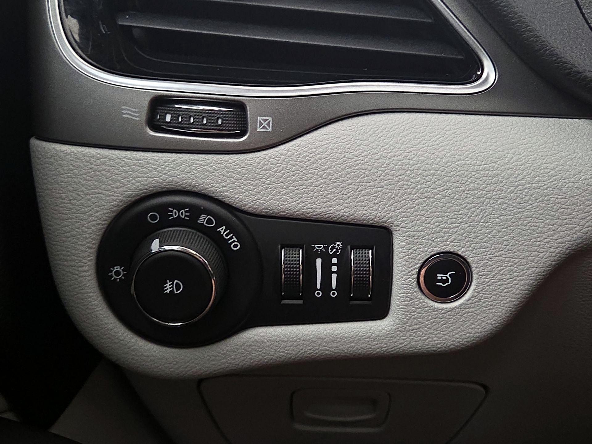 Thumbnail: 2019 Jeep Cherokee - 13