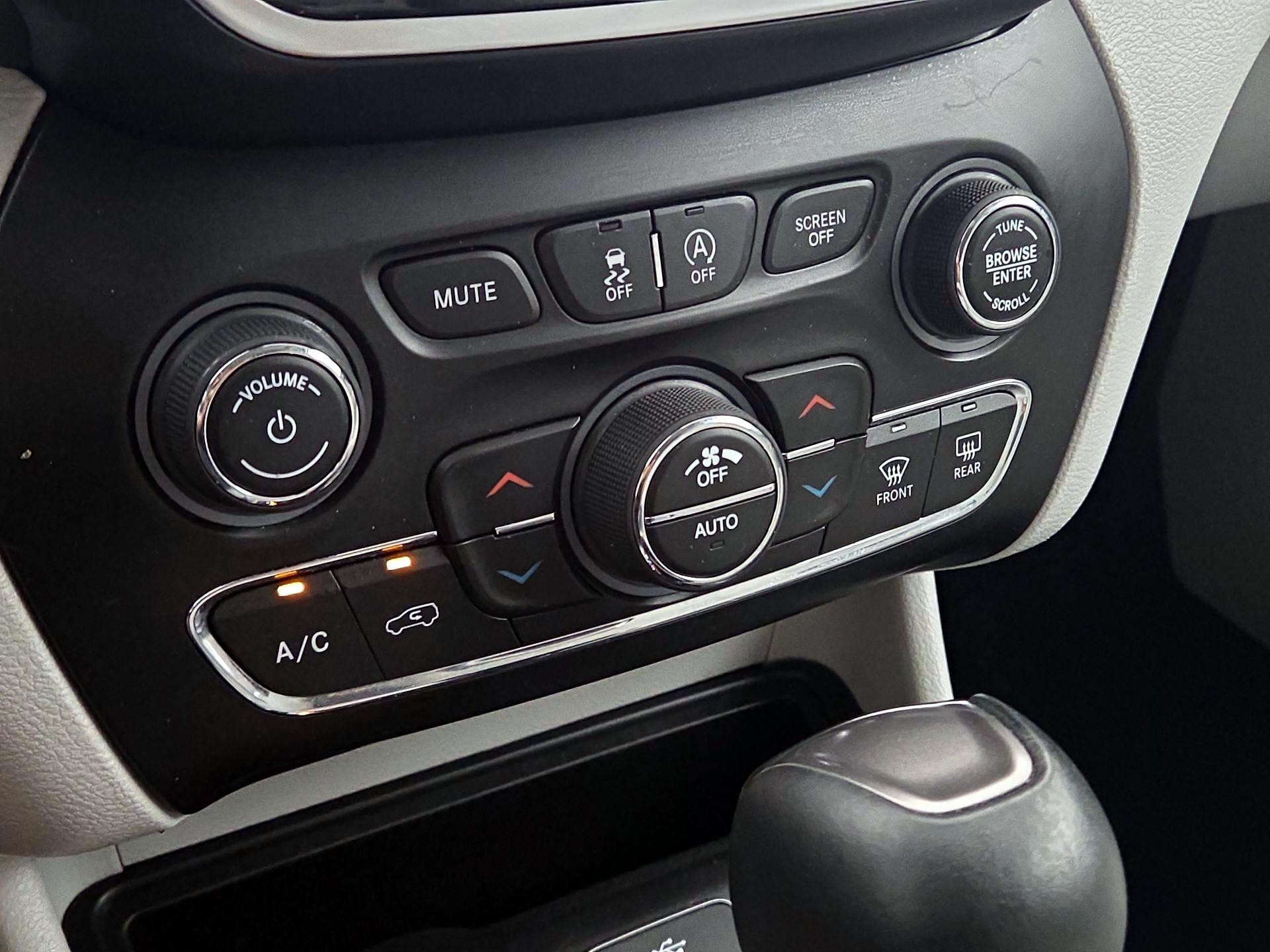 Thumbnail: 2019 Jeep Cherokee - 17