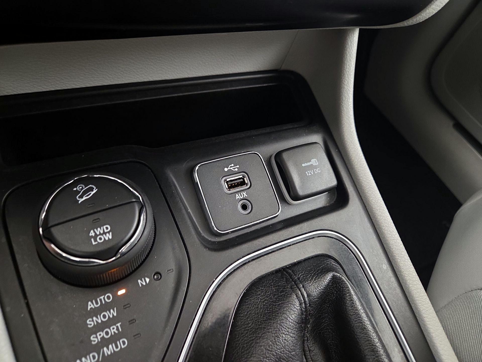 Thumbnail: 2019 Jeep Cherokee - 19