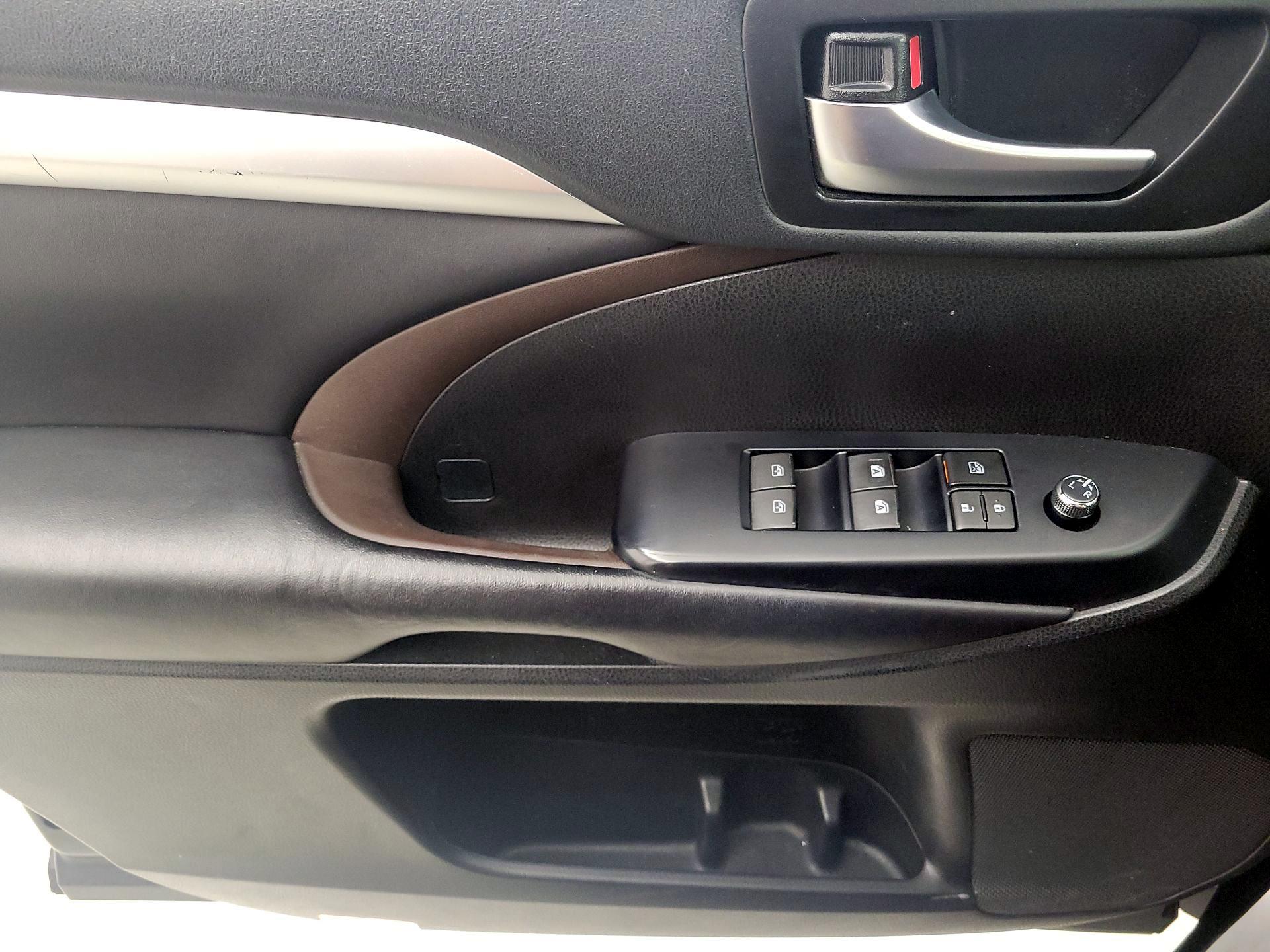 Thumbnail: 2019 Toyota Highlander - 12