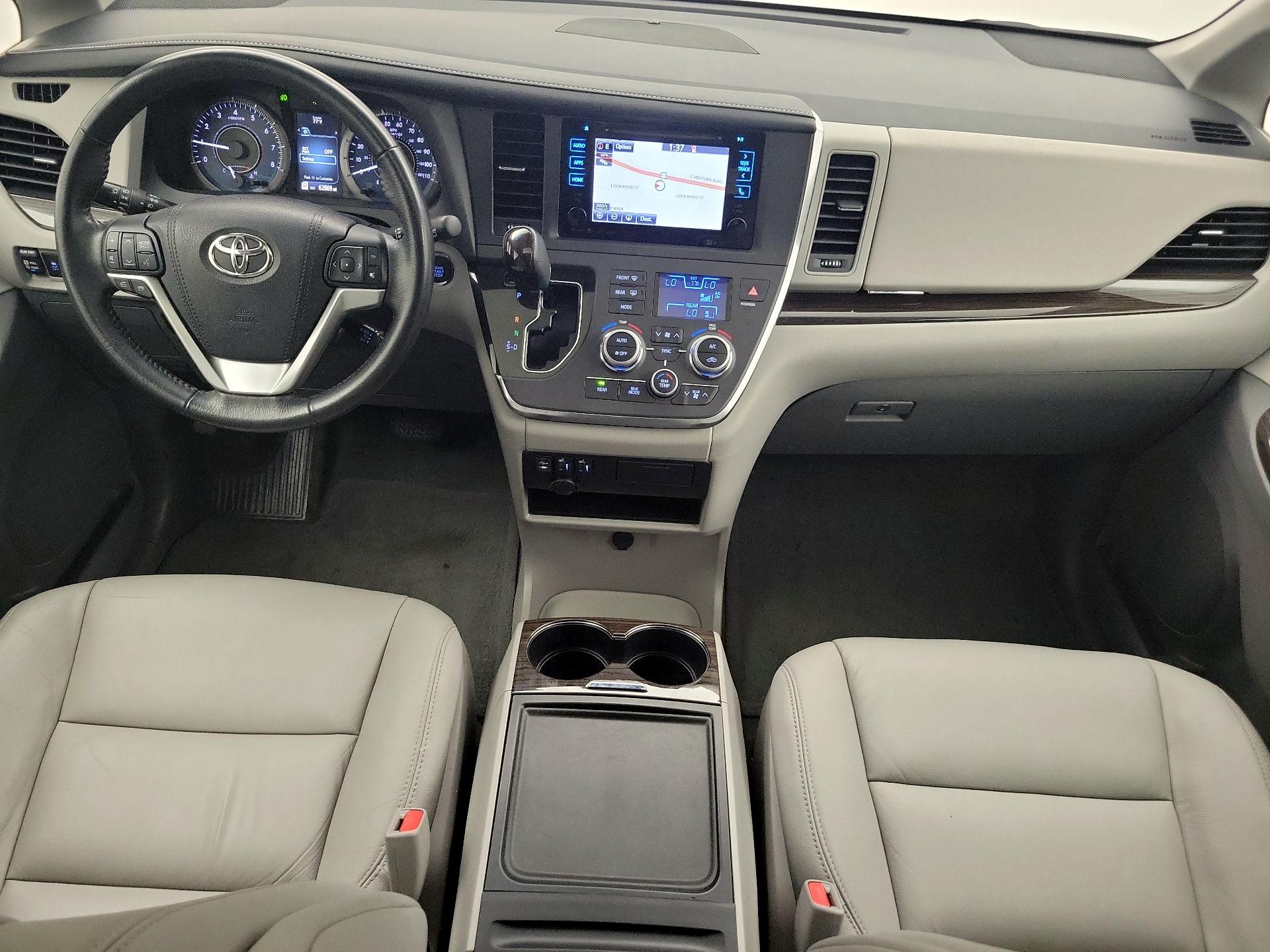 Thumbnail: 2017 Toyota Sienna - 9