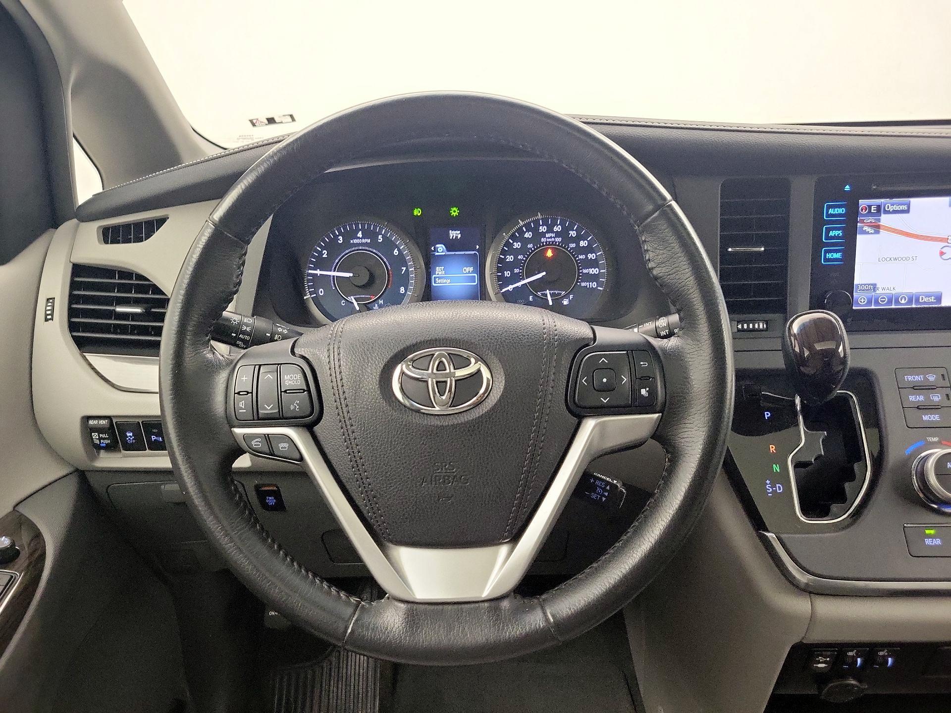 Thumbnail: 2017 Toyota Sienna - 10