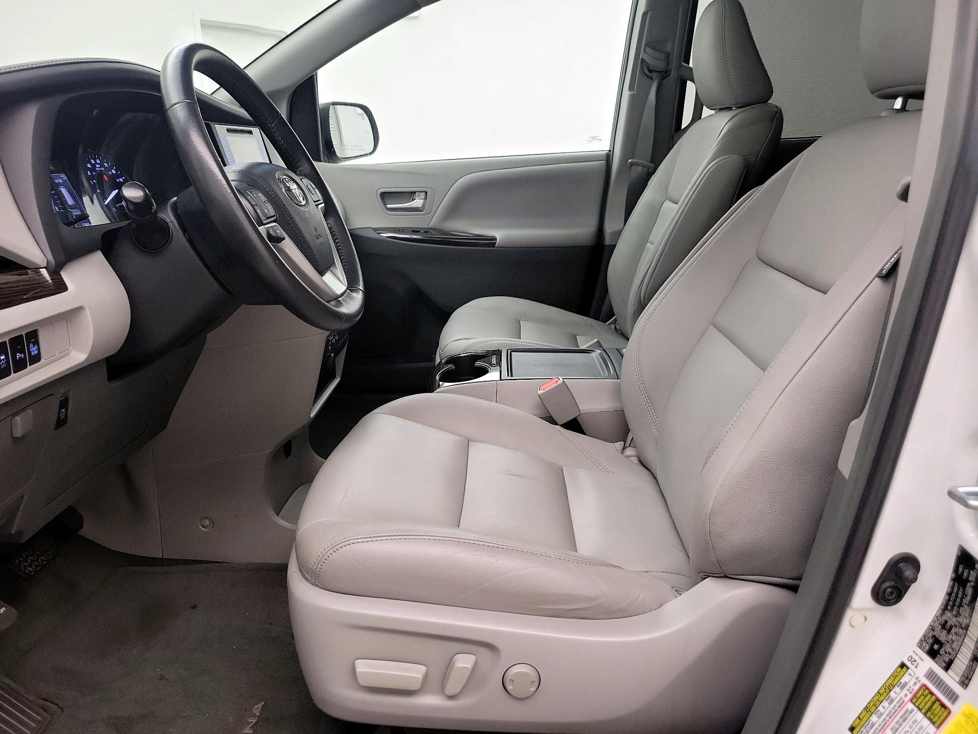Thumbnail: 2017 Toyota Sienna - 11