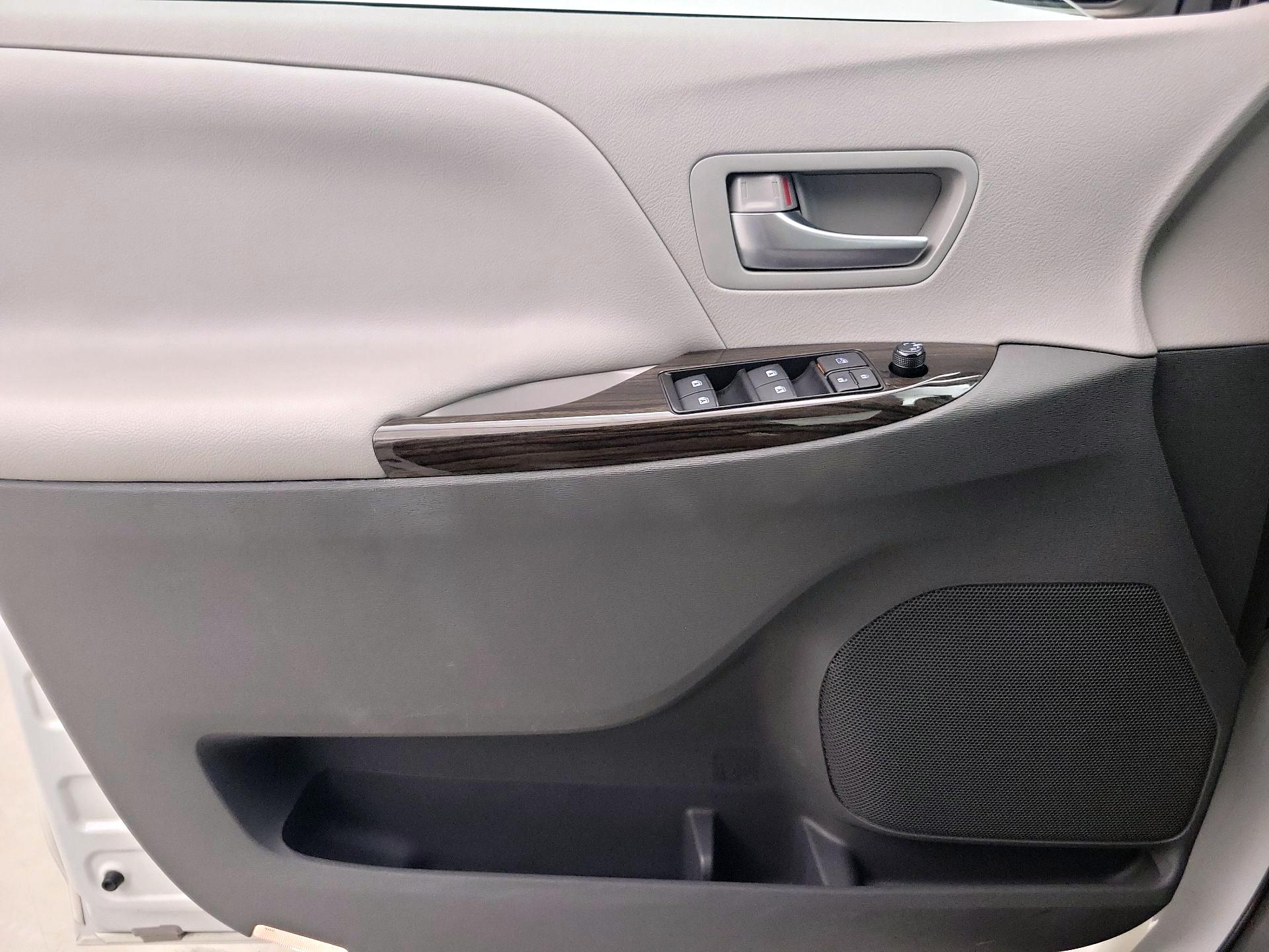 Thumbnail: 2017 Toyota Sienna - 12